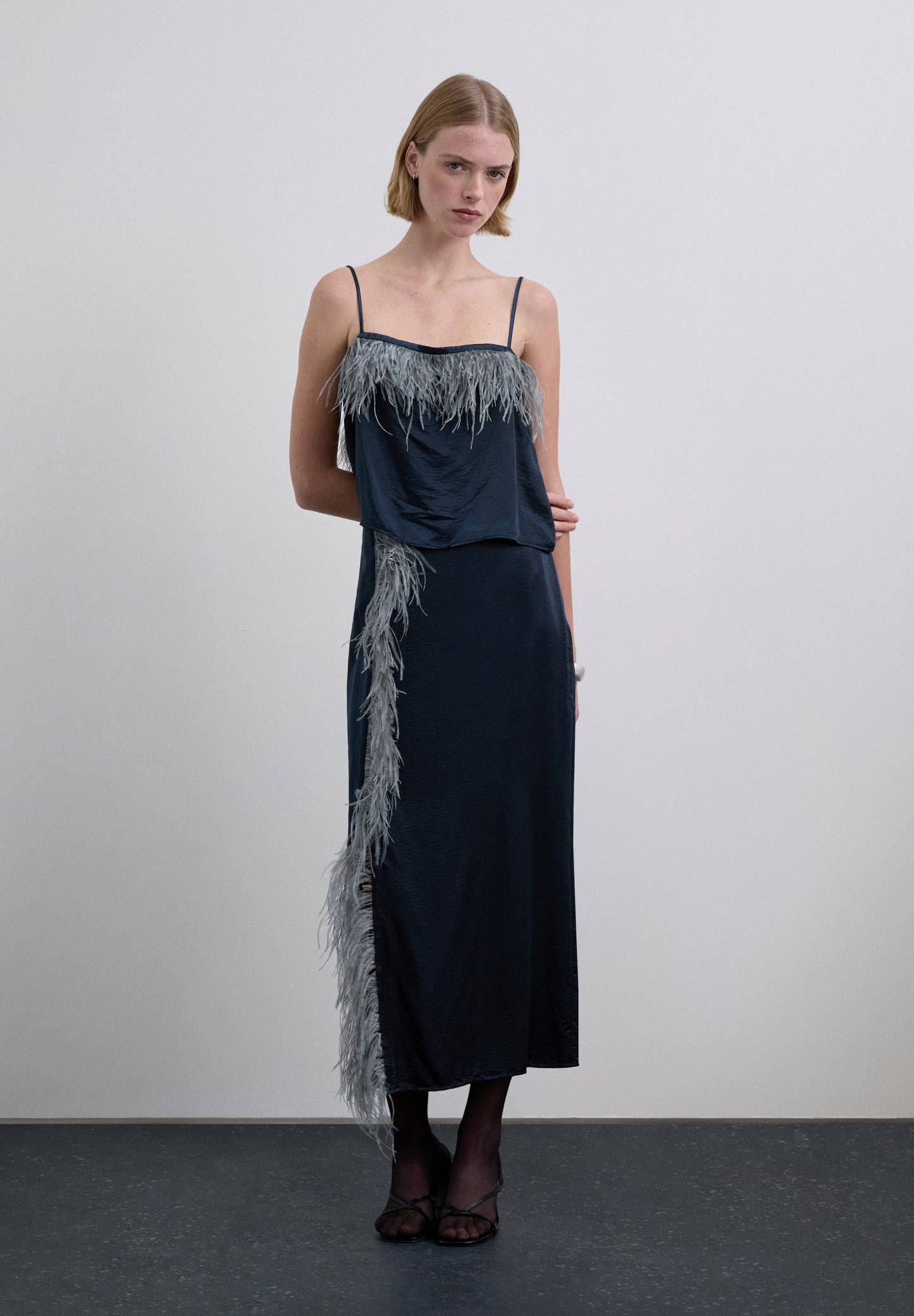 TOP SATINADO DETALLES PLUMAS