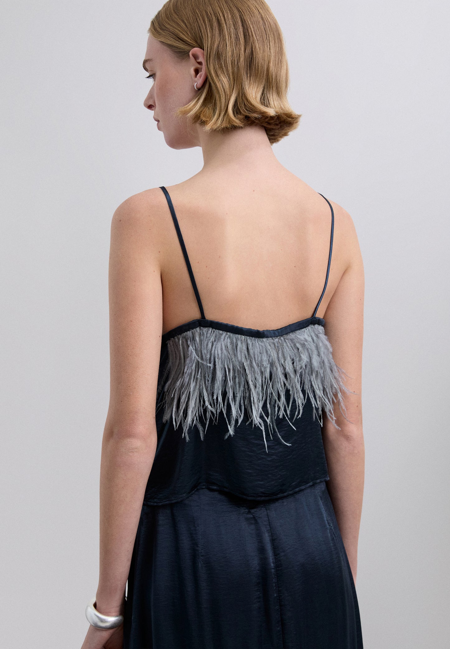 TOP SATINADO DETALLES PLUMAS