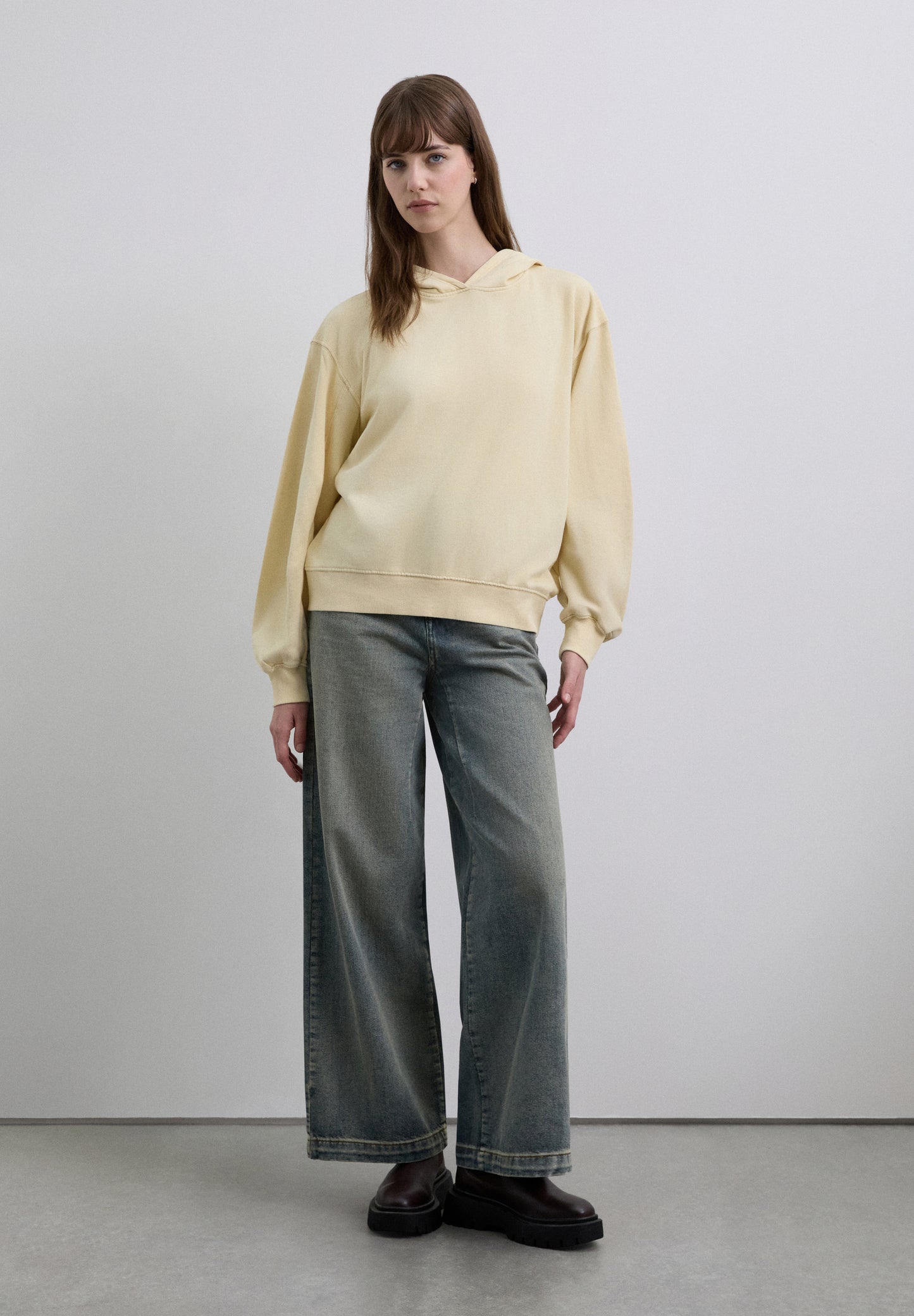 SUDADERA LAVADA CALAVERA TACHUELAS