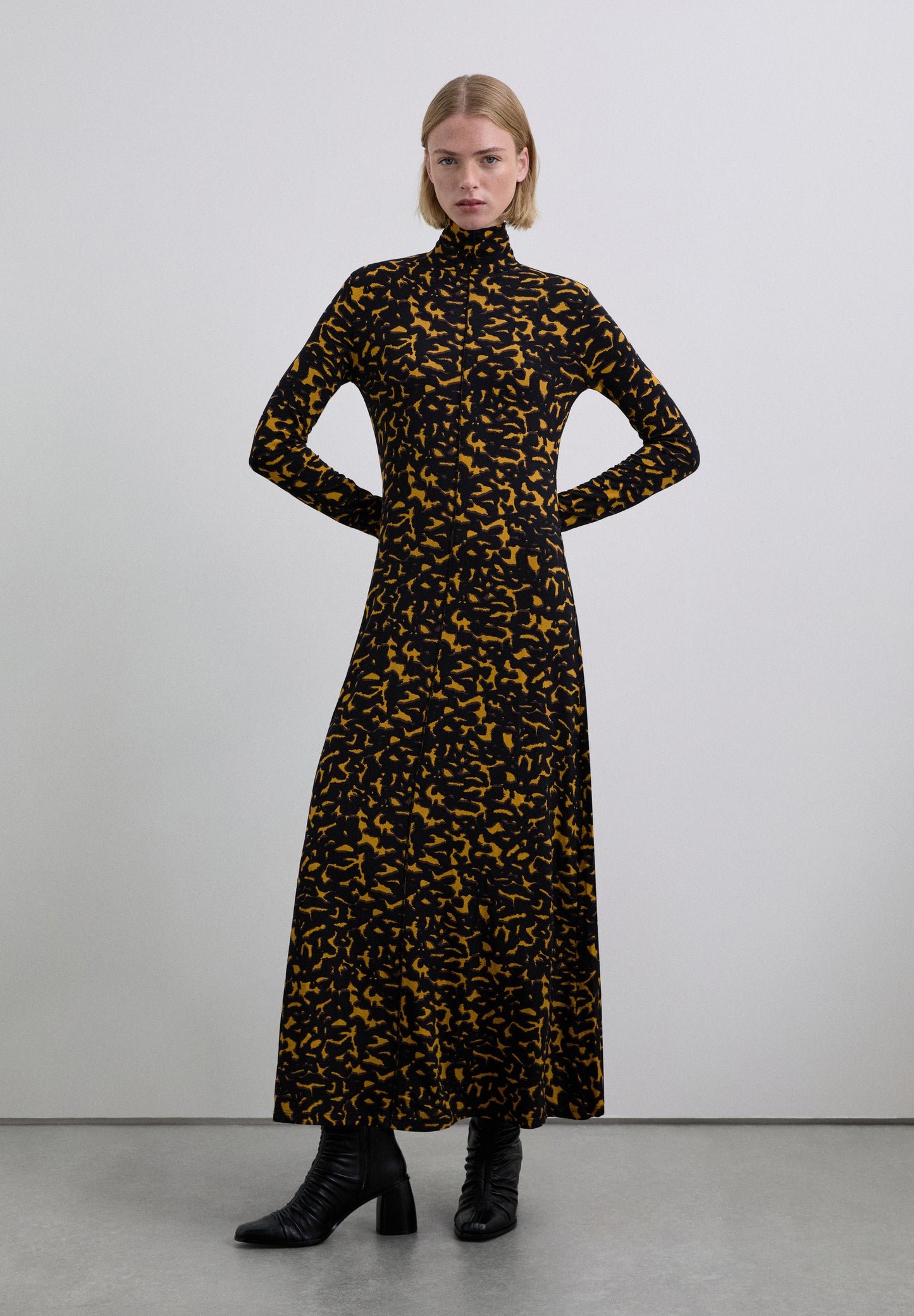 VESTIDO CUELLO PERKINS ESTAMPADO