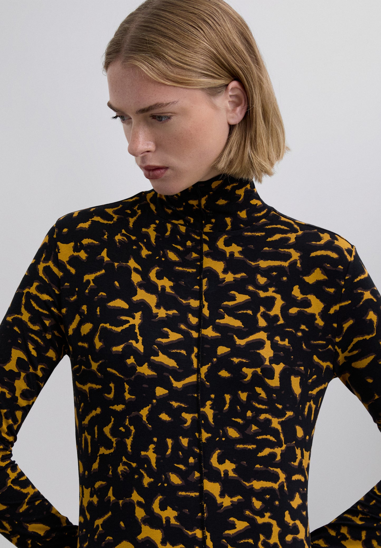 VESTIDO CUELLO PERKINS ESTAMPADO