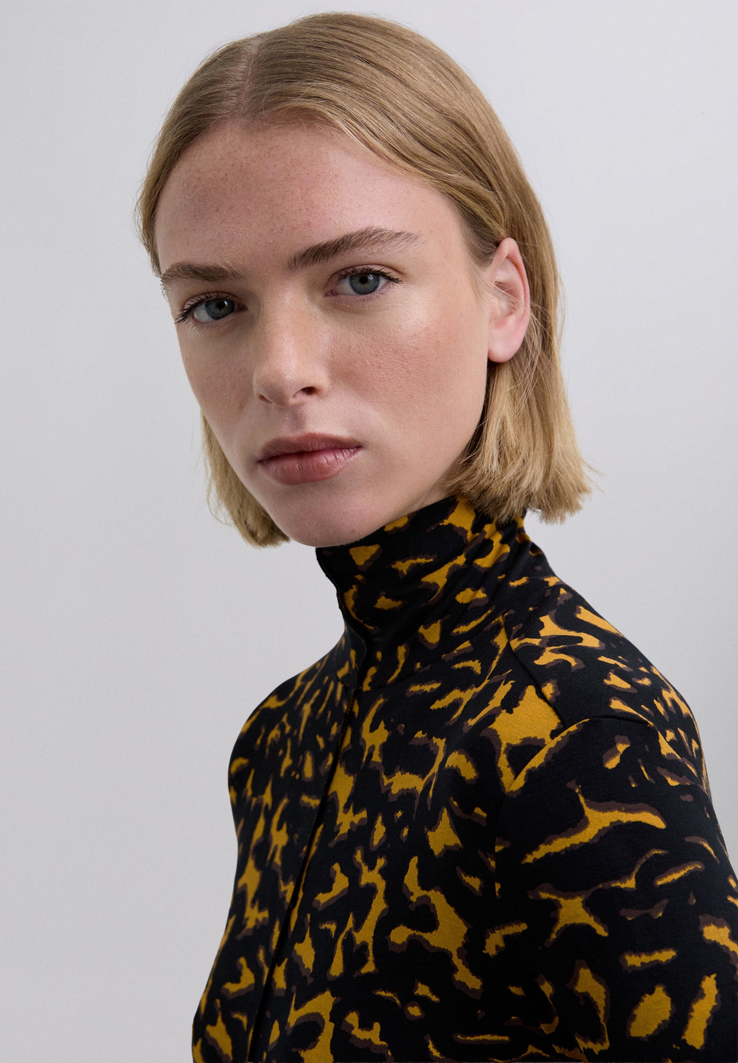 VESTIDO CUELLO PERKINS ESTAMPADO