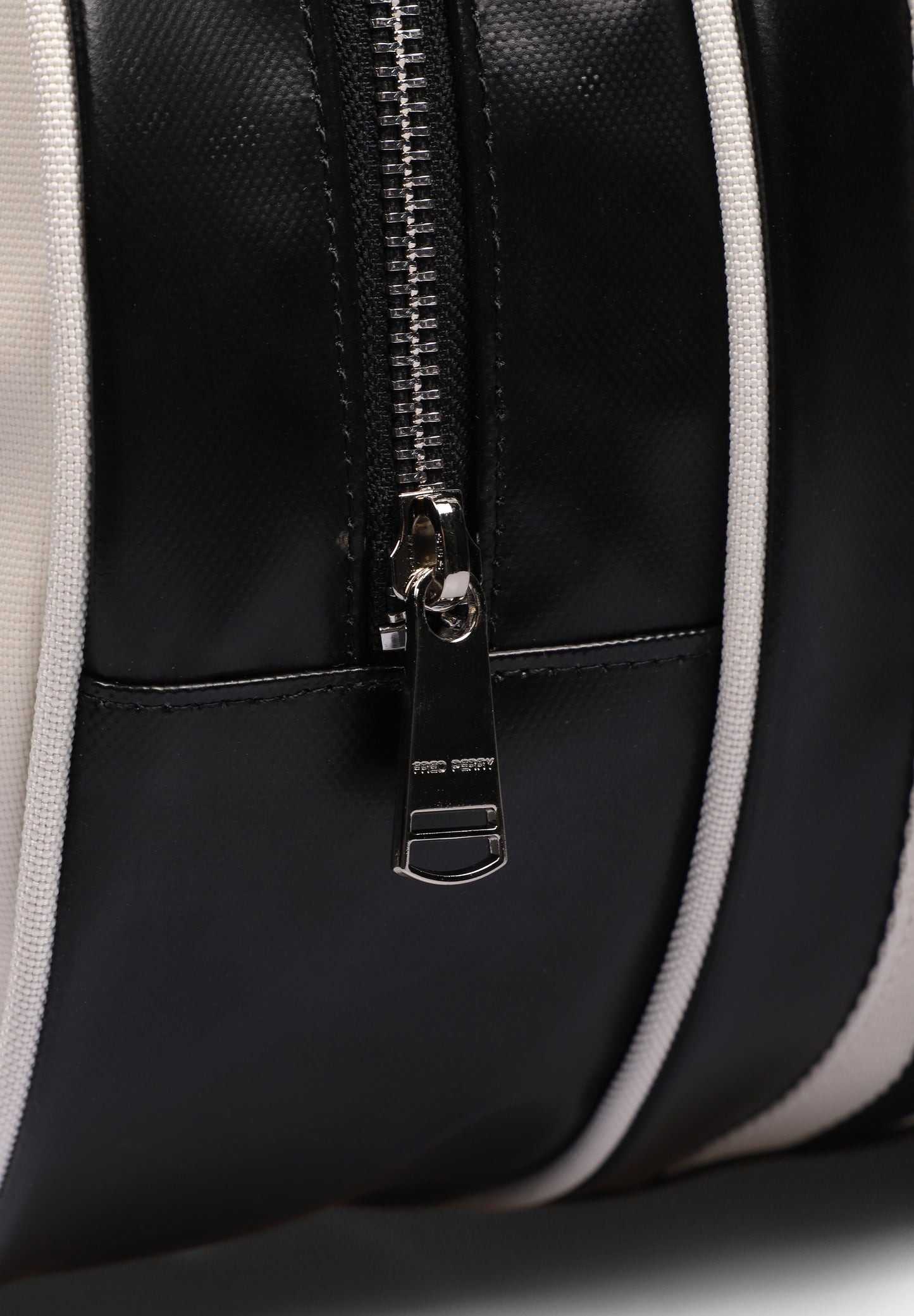 FRED PERRY | BOLSA CLASSIC BARREL