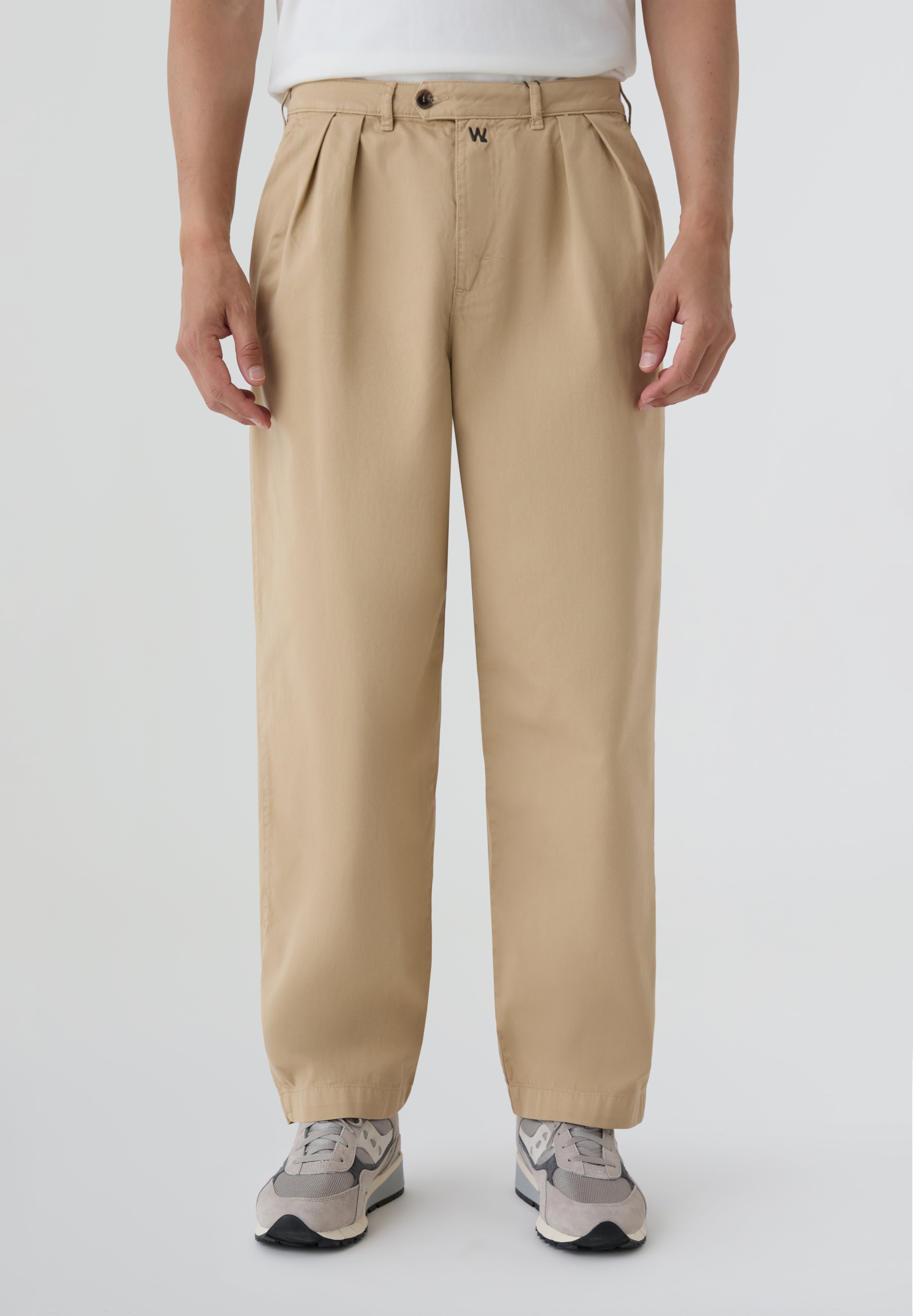 WE ARE NOT FRIENDS | PLEAT CREAM CHINO