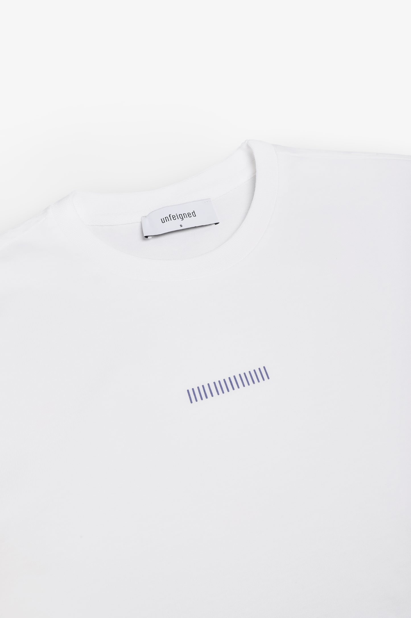 UNFEIGNED | CAMISETA BASICA CON LOGO