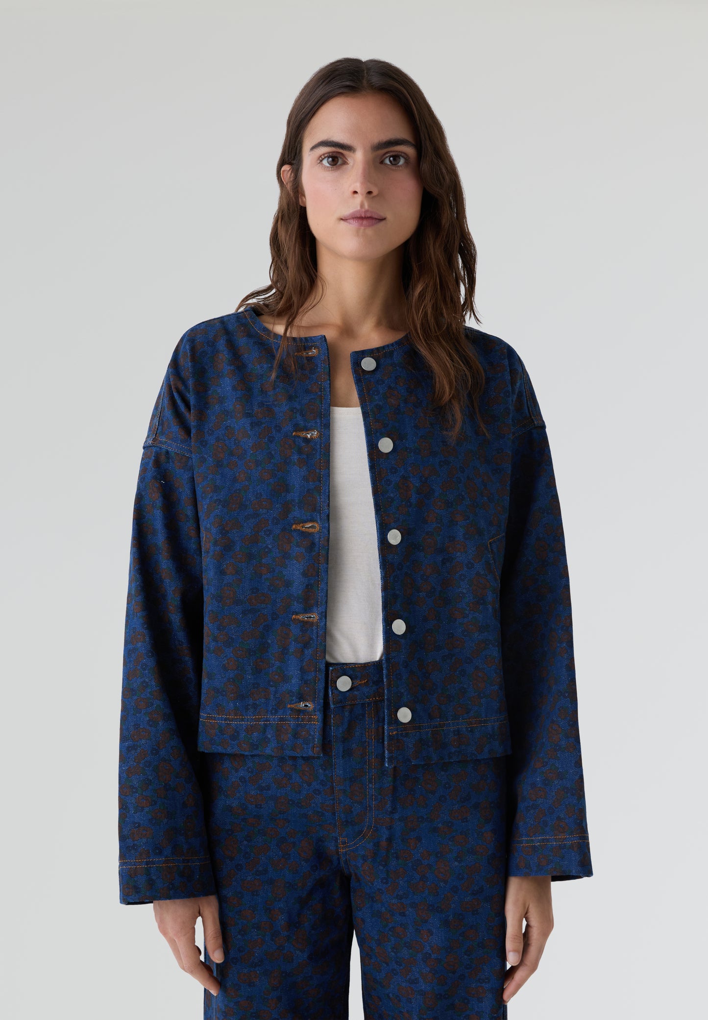 THE TINY BIG SISTER | CHAQUETA FLOWERS CROPPED