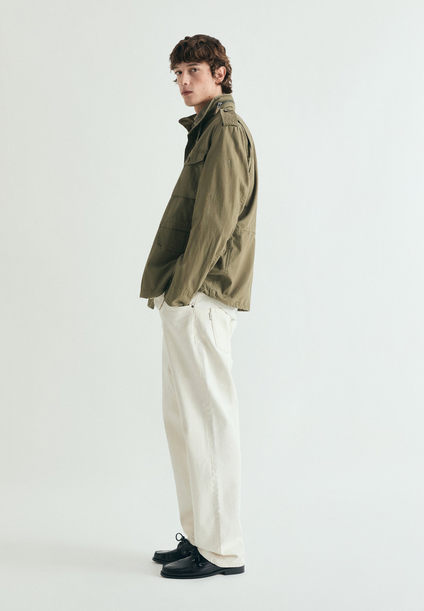 CHAQUETA MILITAR CON CAPUCHA OCULTA