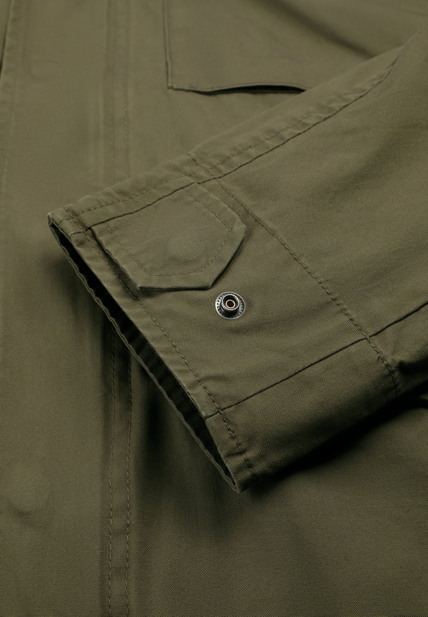 CHAQUETA MILITAR CON CAPUCHA OCULTA