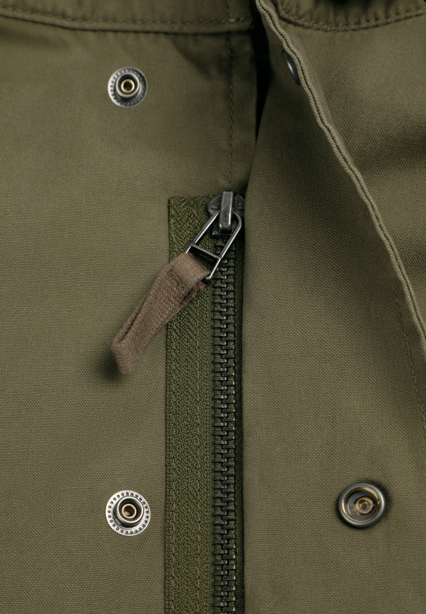 CHAQUETA MILITAR CON CAPUCHA OCULTA