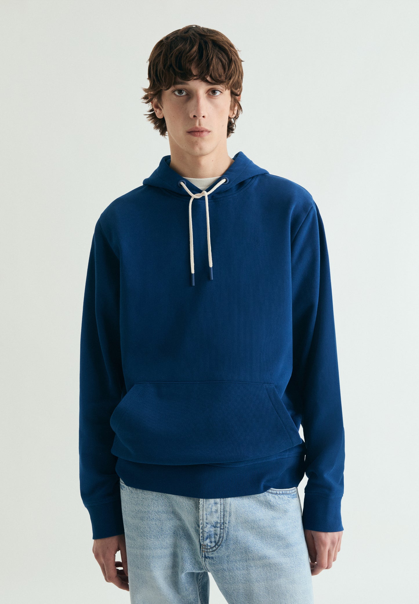 SUDADERA BORDADA CON CAPUCHA