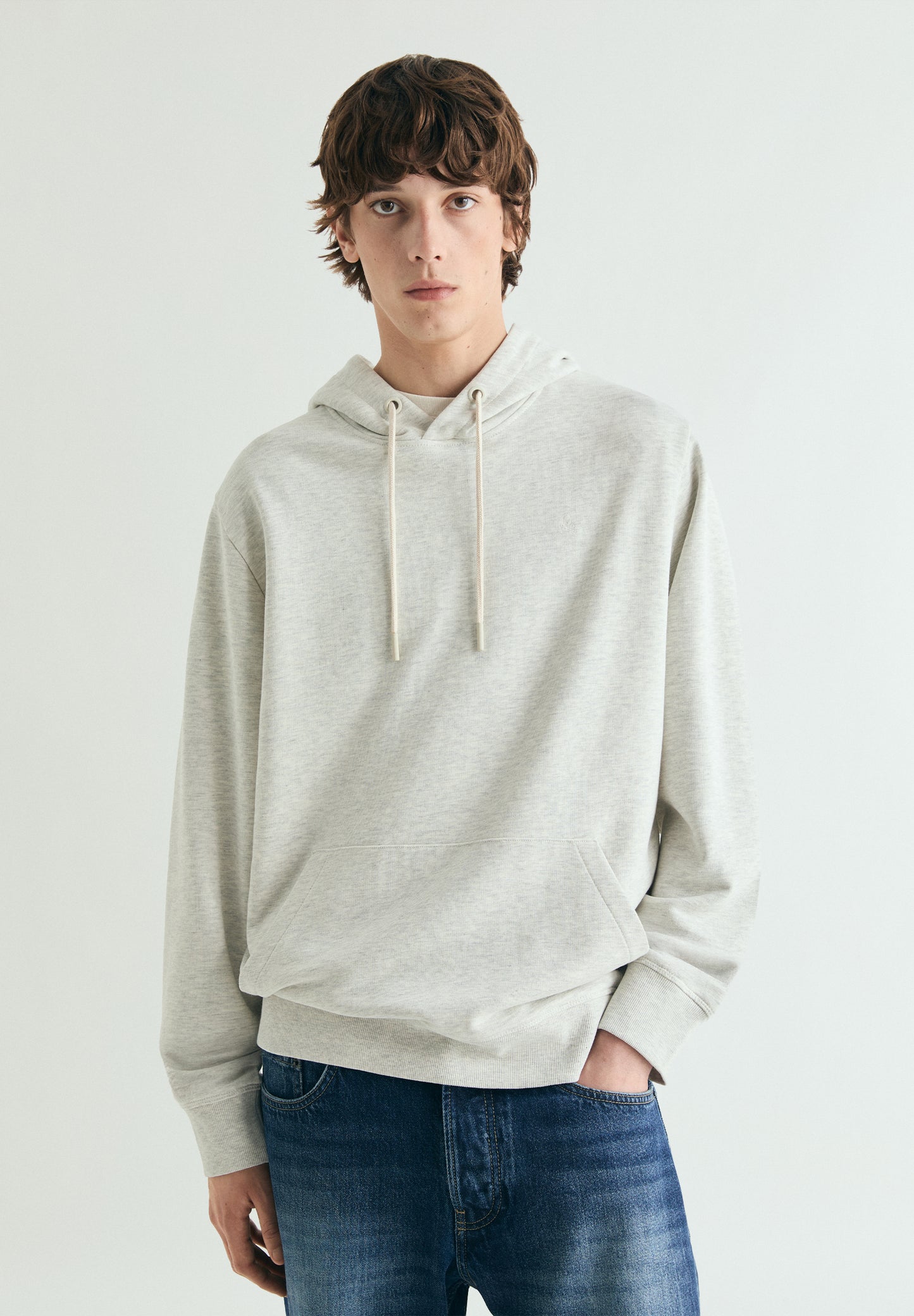 SUDADERA BORDADA CON CAPUCHA