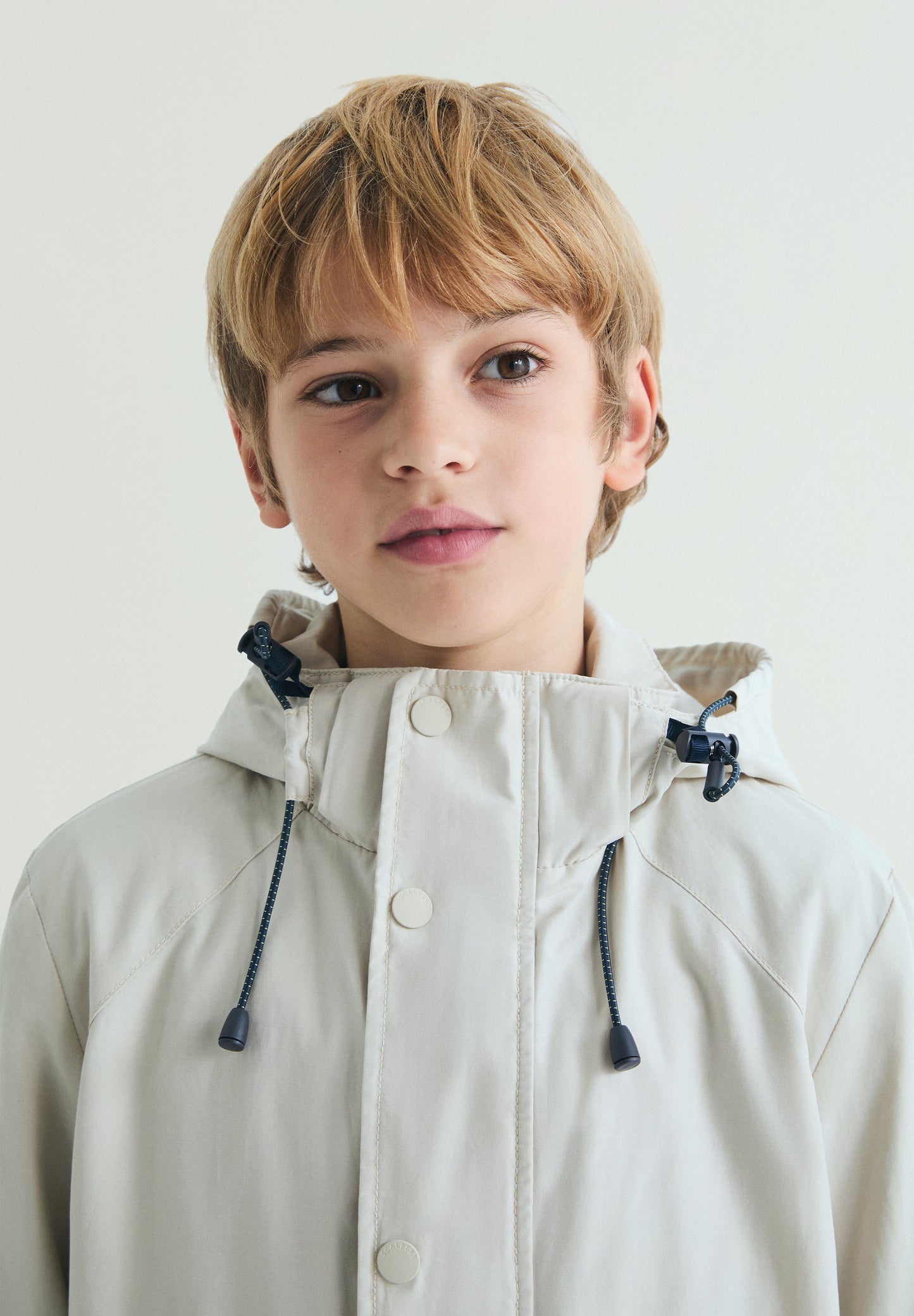 PARKA CON CAPUCHA