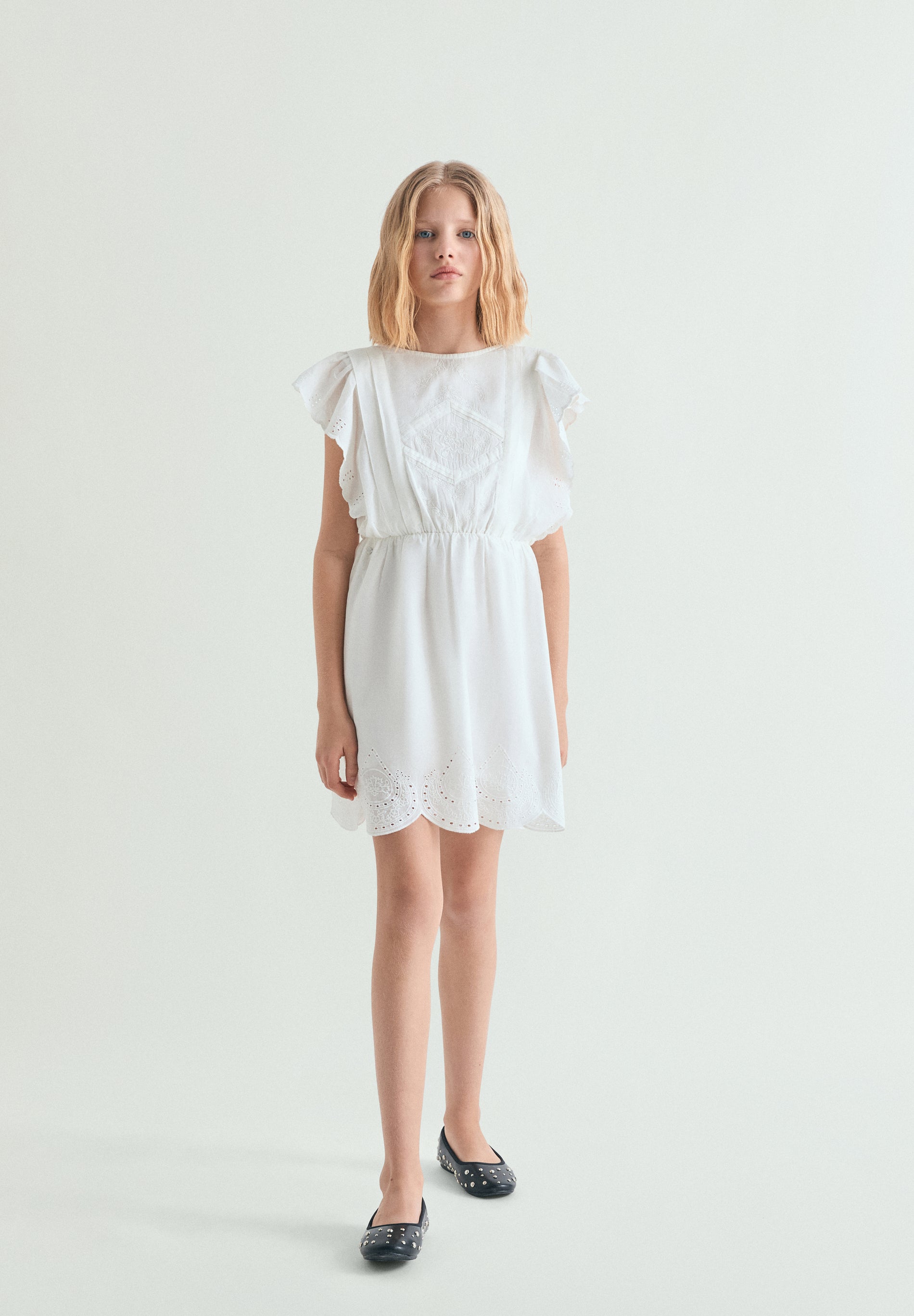 VESTIDO ROMÁNTICO PERFORADO