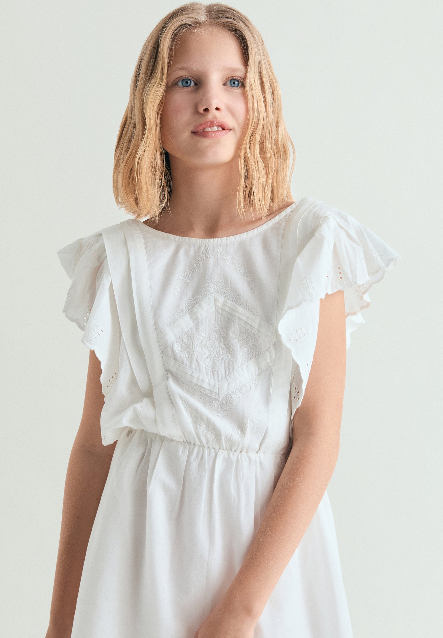 VESTIDO ROMÁNTICO PERFORADO