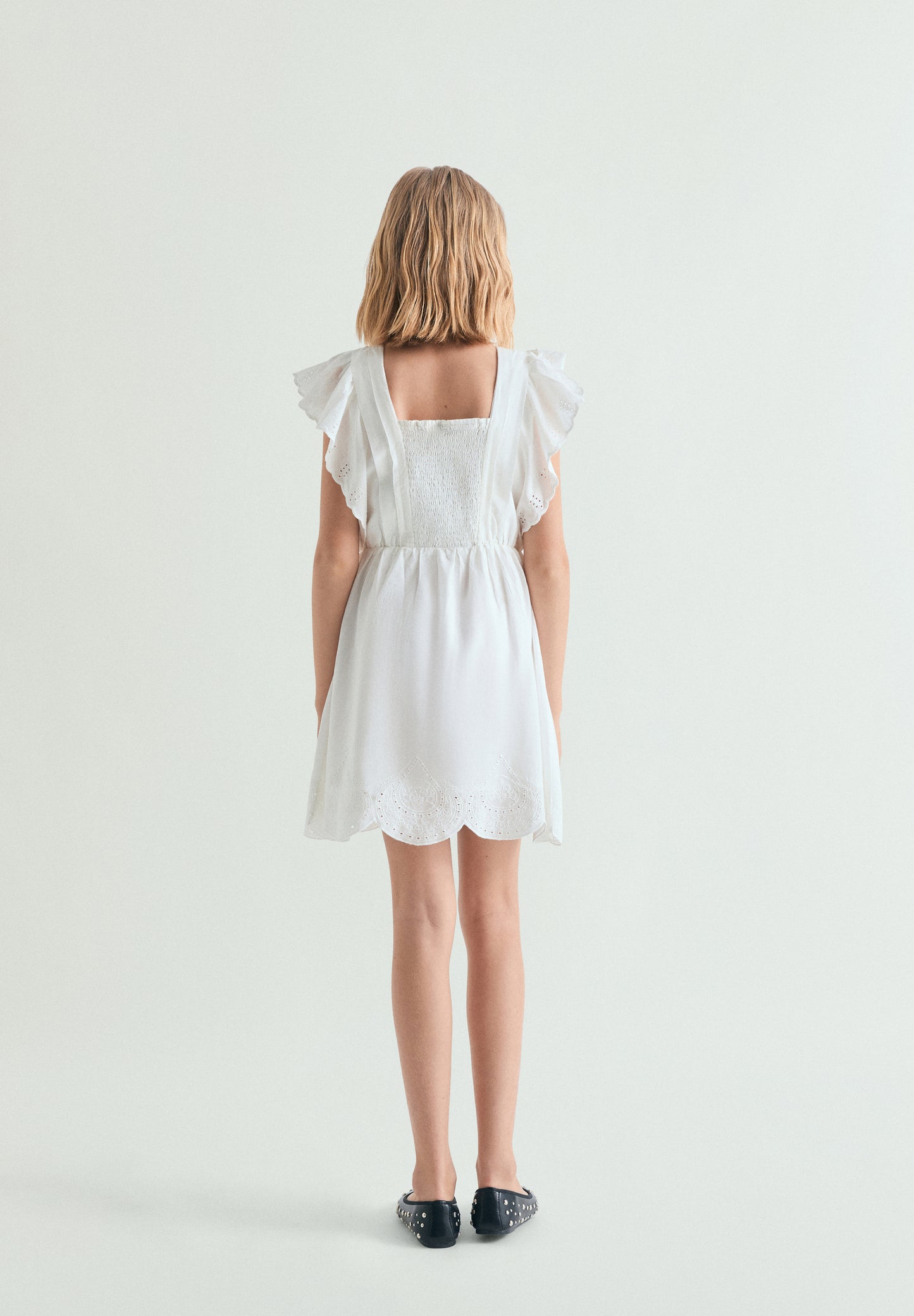 VESTIDO ROMÁNTICO PERFORADO