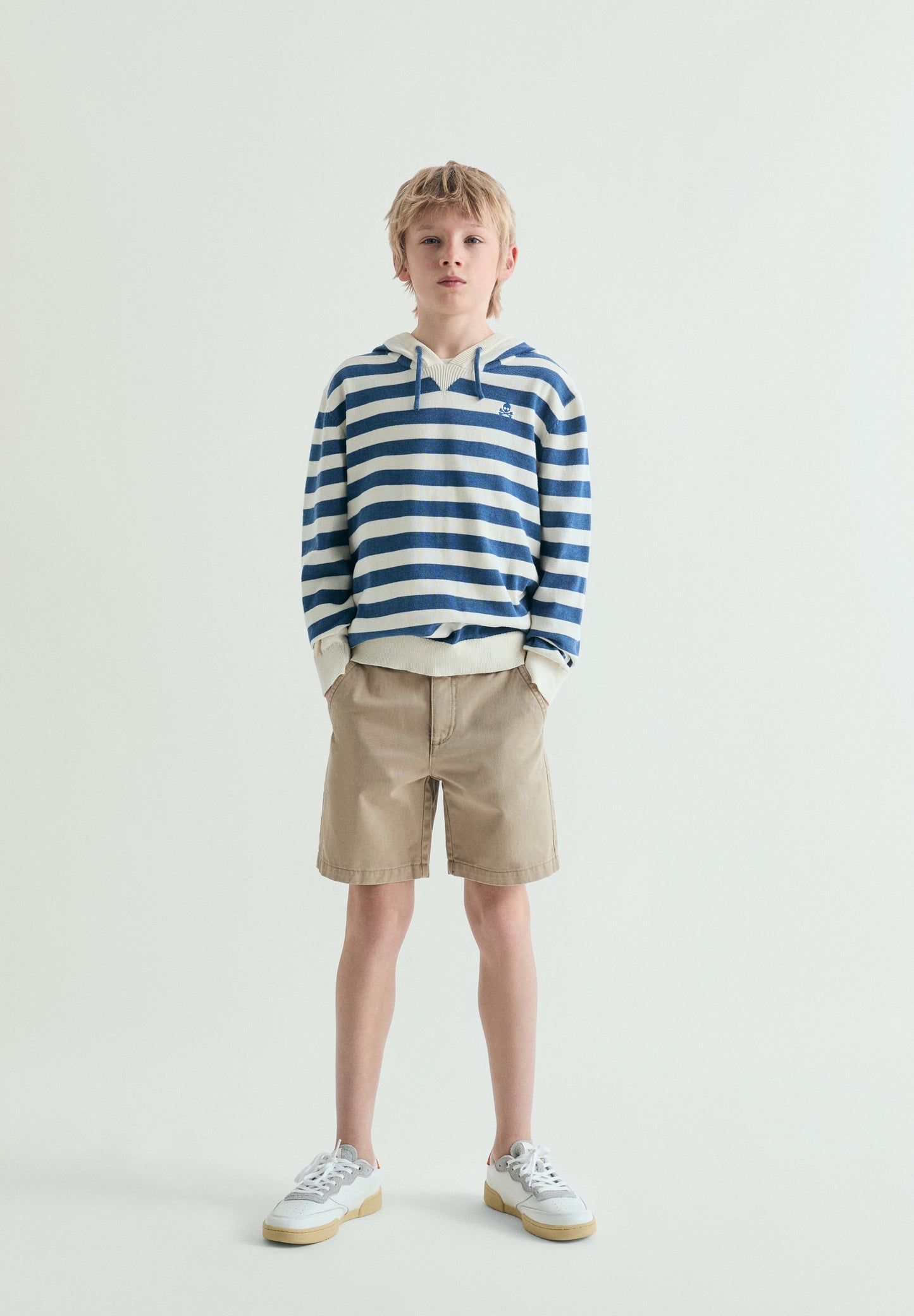 JERSEY CON CAPUCHA RAYAS