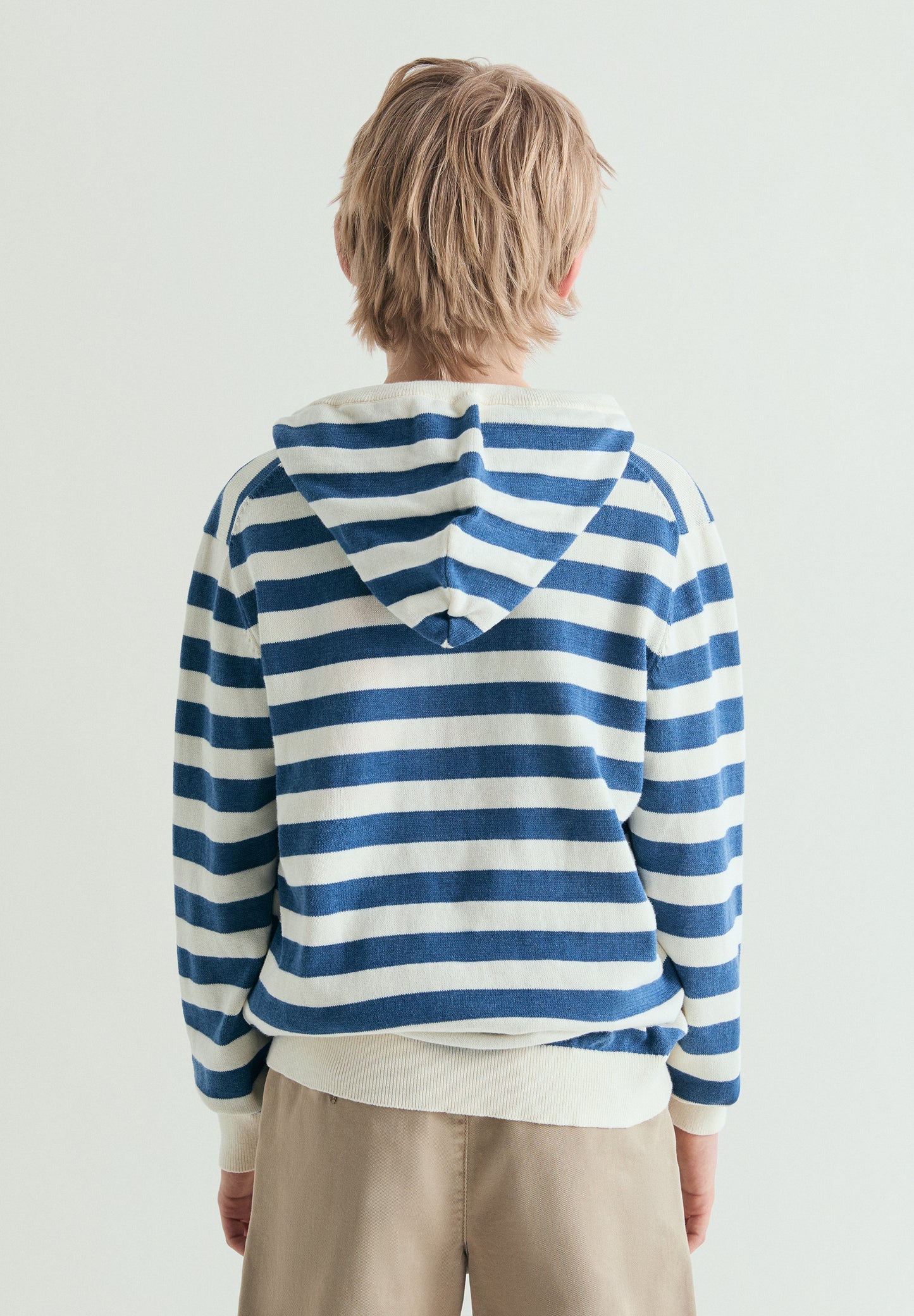 JERSEY CON CAPUCHA RAYAS