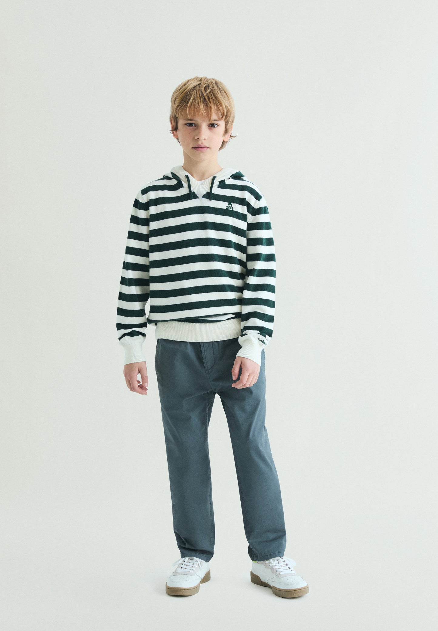 JERSEY CON CAPUCHA RAYAS