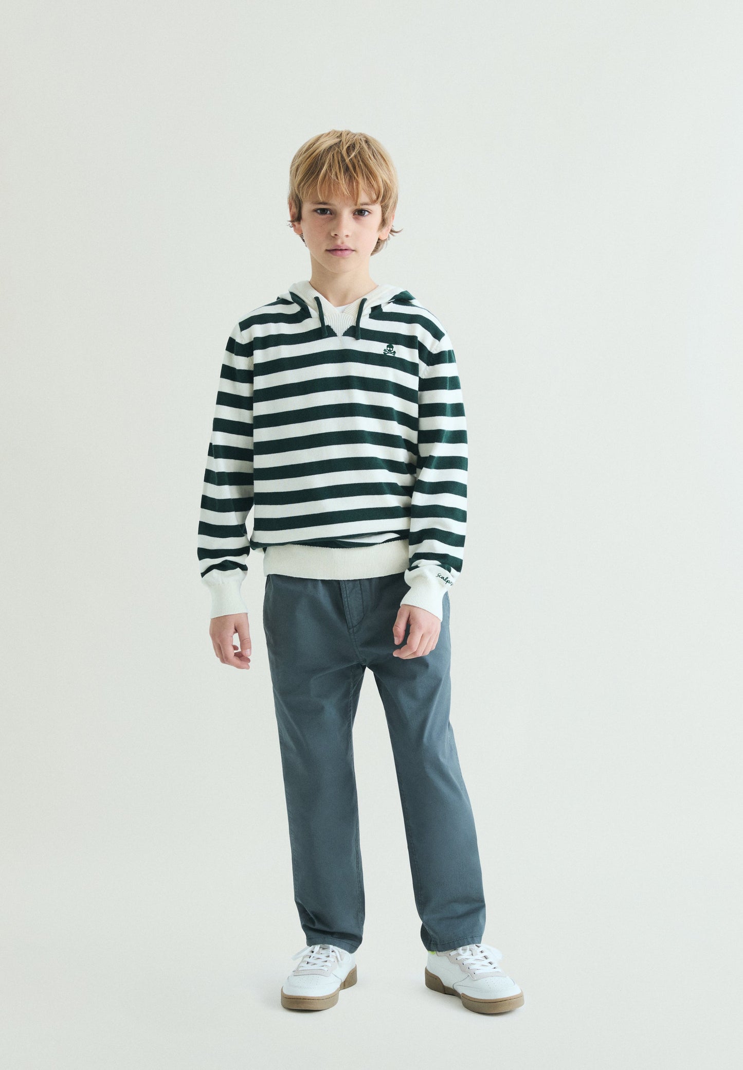 JERSEY CON CAPUCHA RAYAS