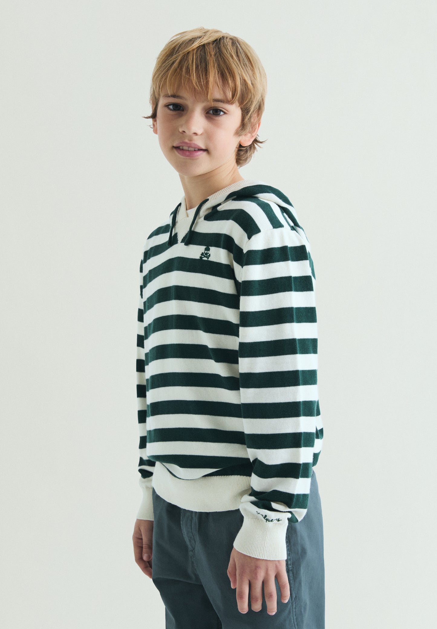 JERSEY CON CAPUCHA RAYAS