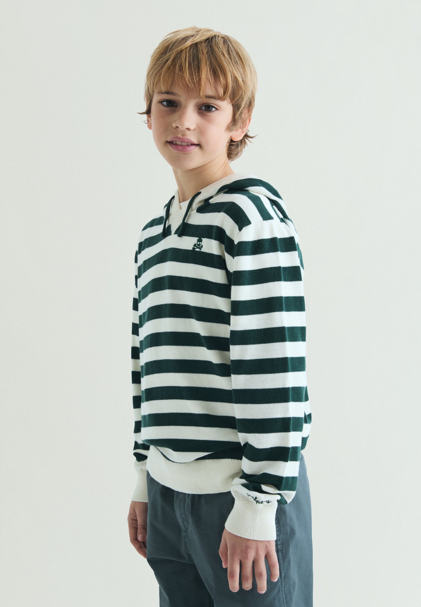 JERSEY CON CAPUCHA RAYAS