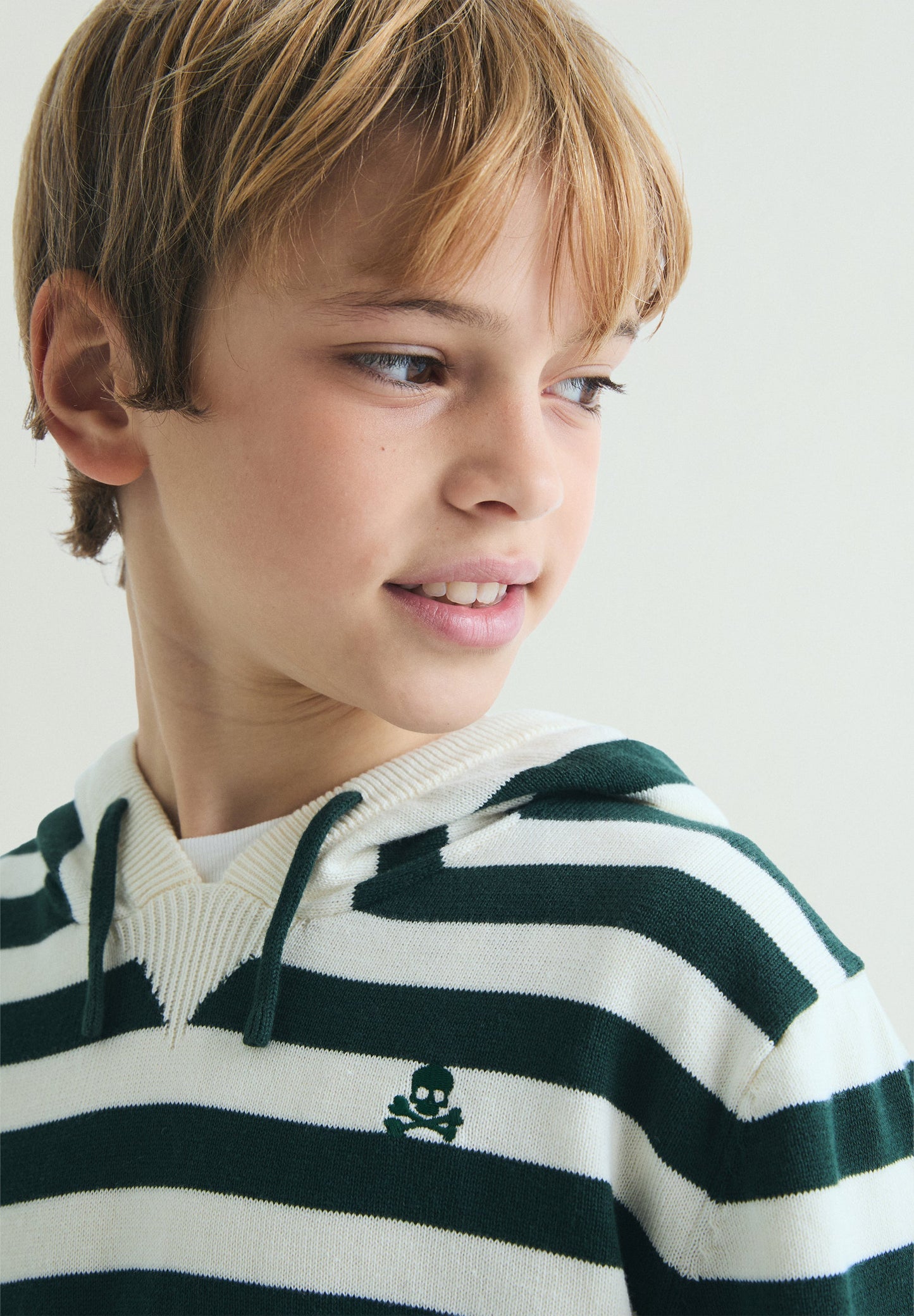 JERSEY CON CAPUCHA RAYAS