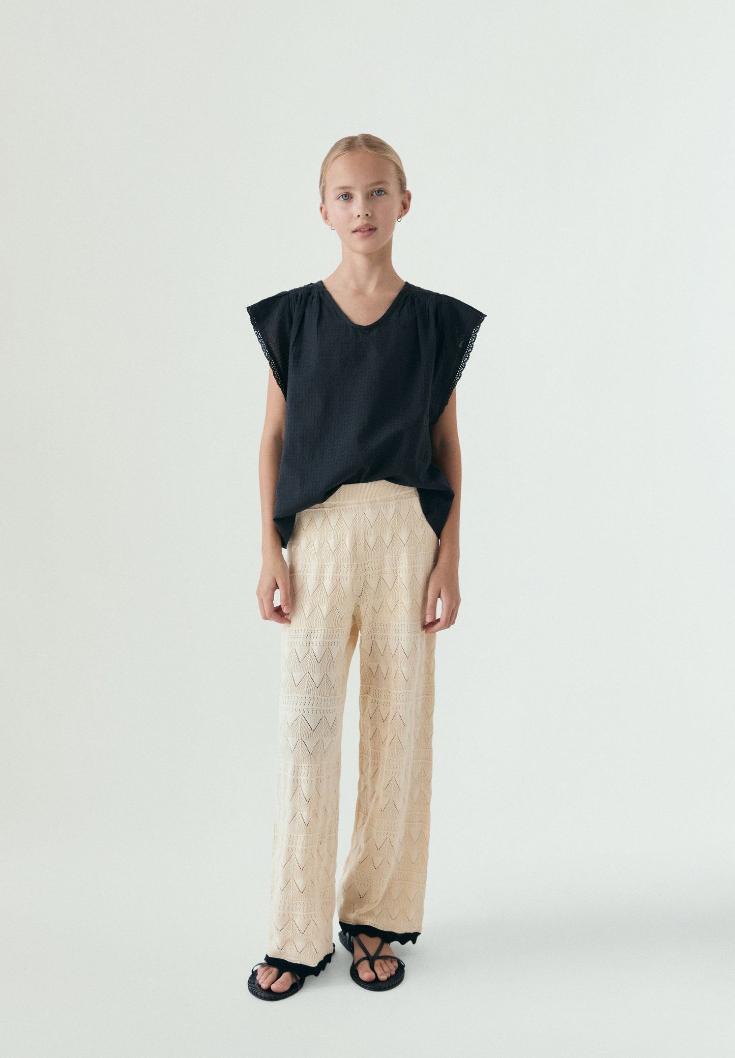 PANTALÓN DE PUNTO CALADO