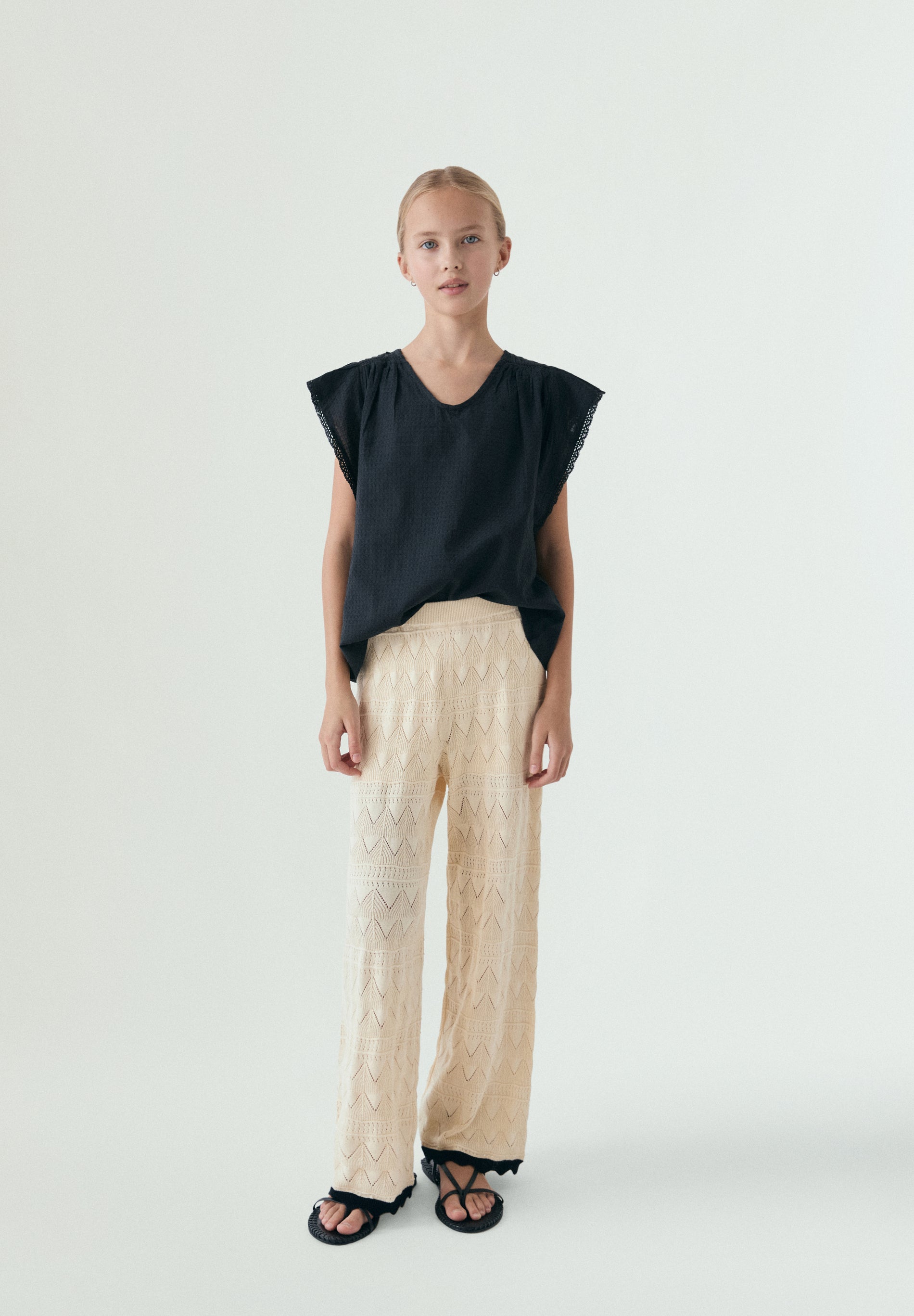 PANTALÓN DE PUNTO CALADO