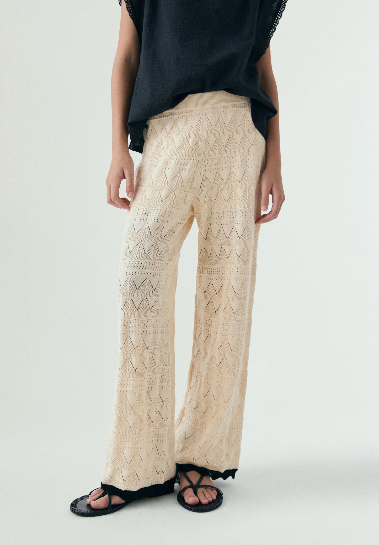 PANTALÓN DE PUNTO CALADO