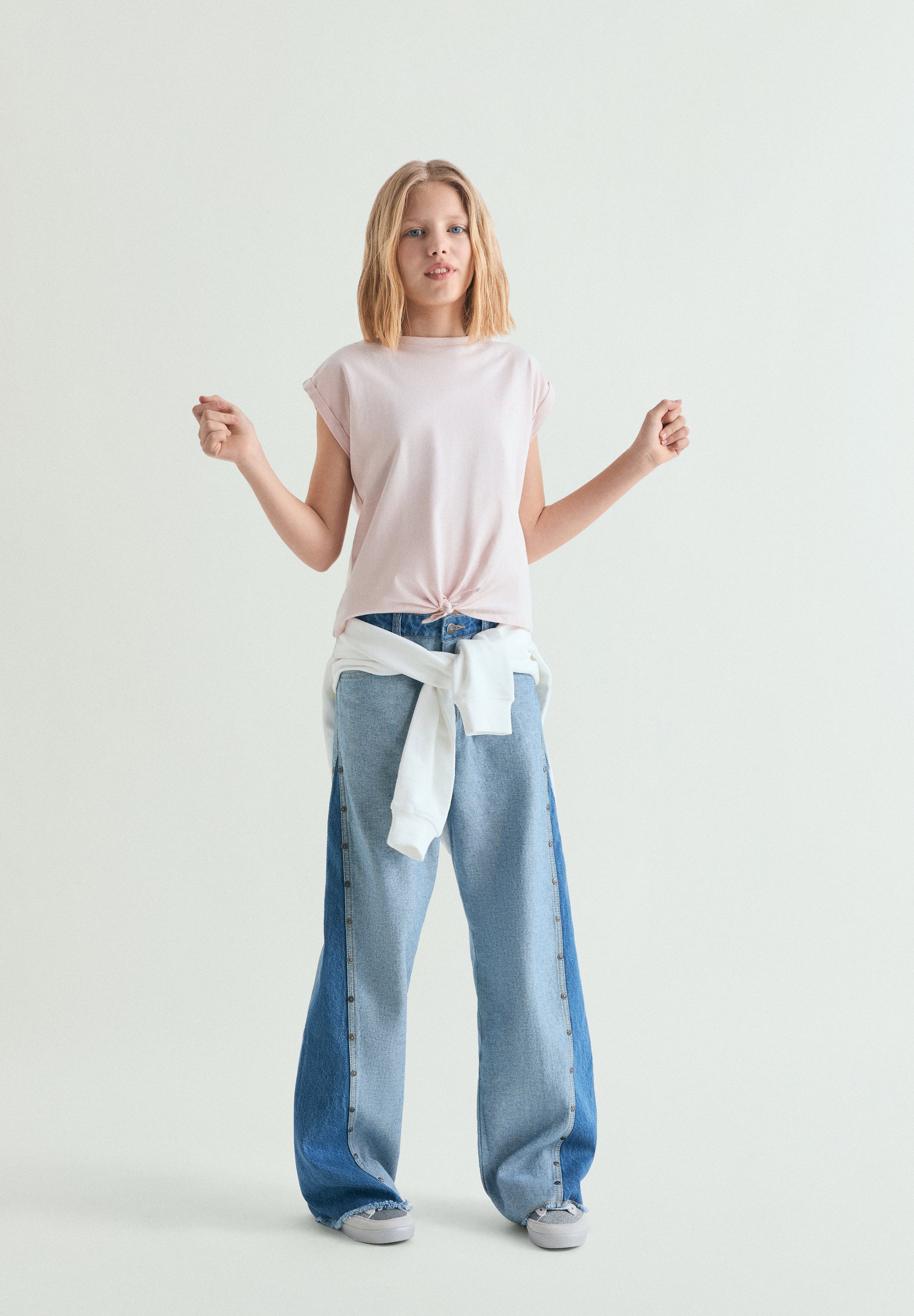 CAMISETA CON NUDO Y CALAVERA