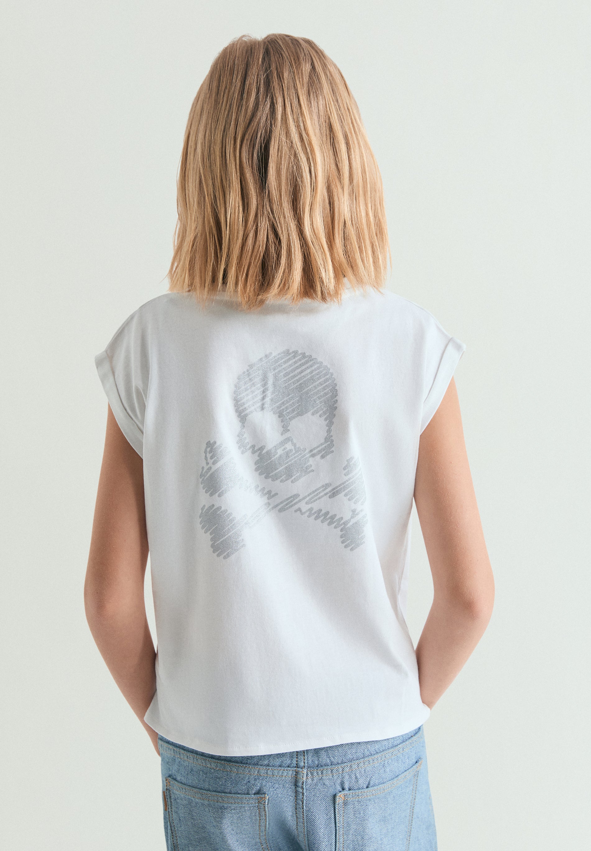 CAMISETA CON NUDO Y CALAVERA