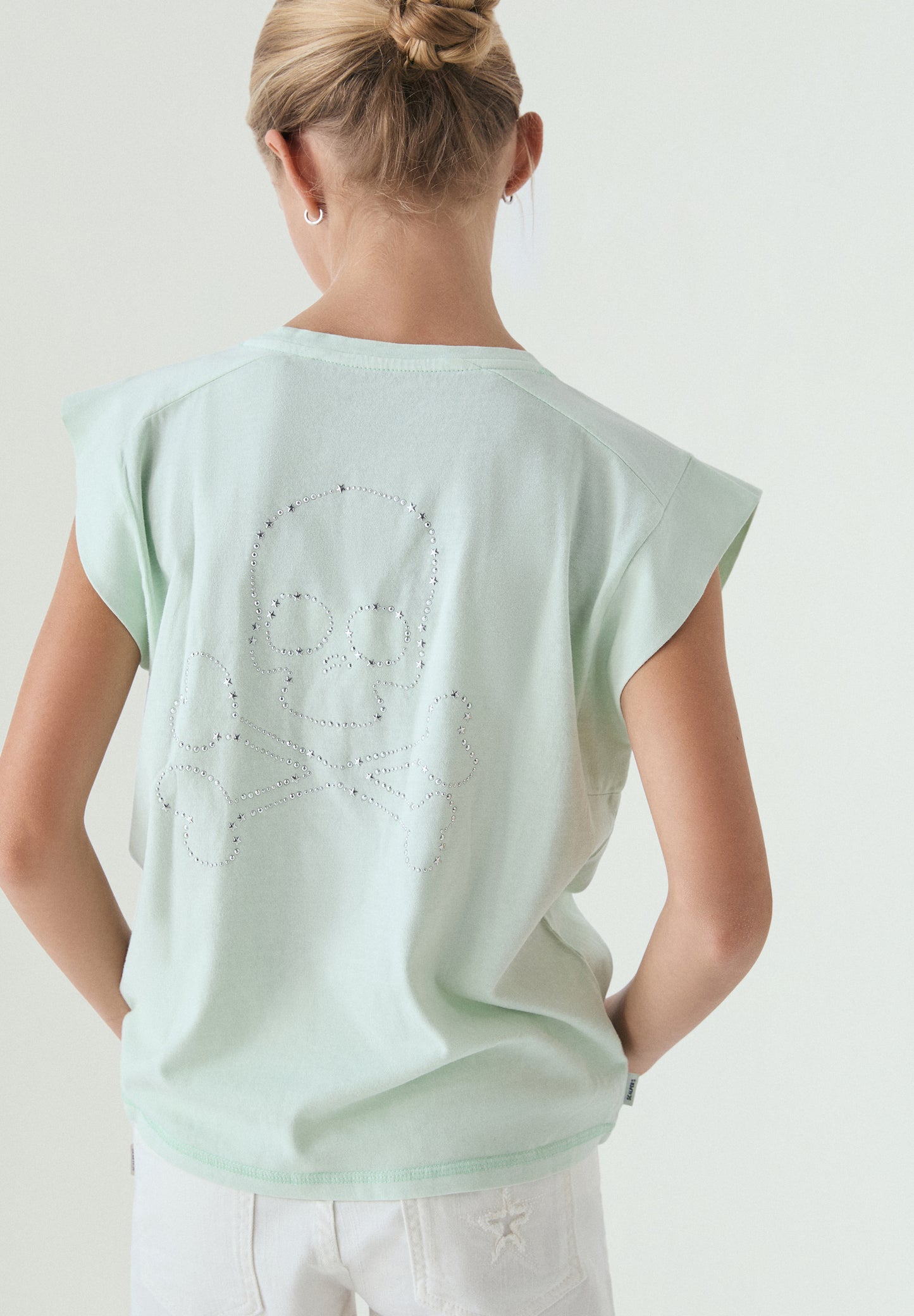 CAMISETA CALAVERA TACHUELAS