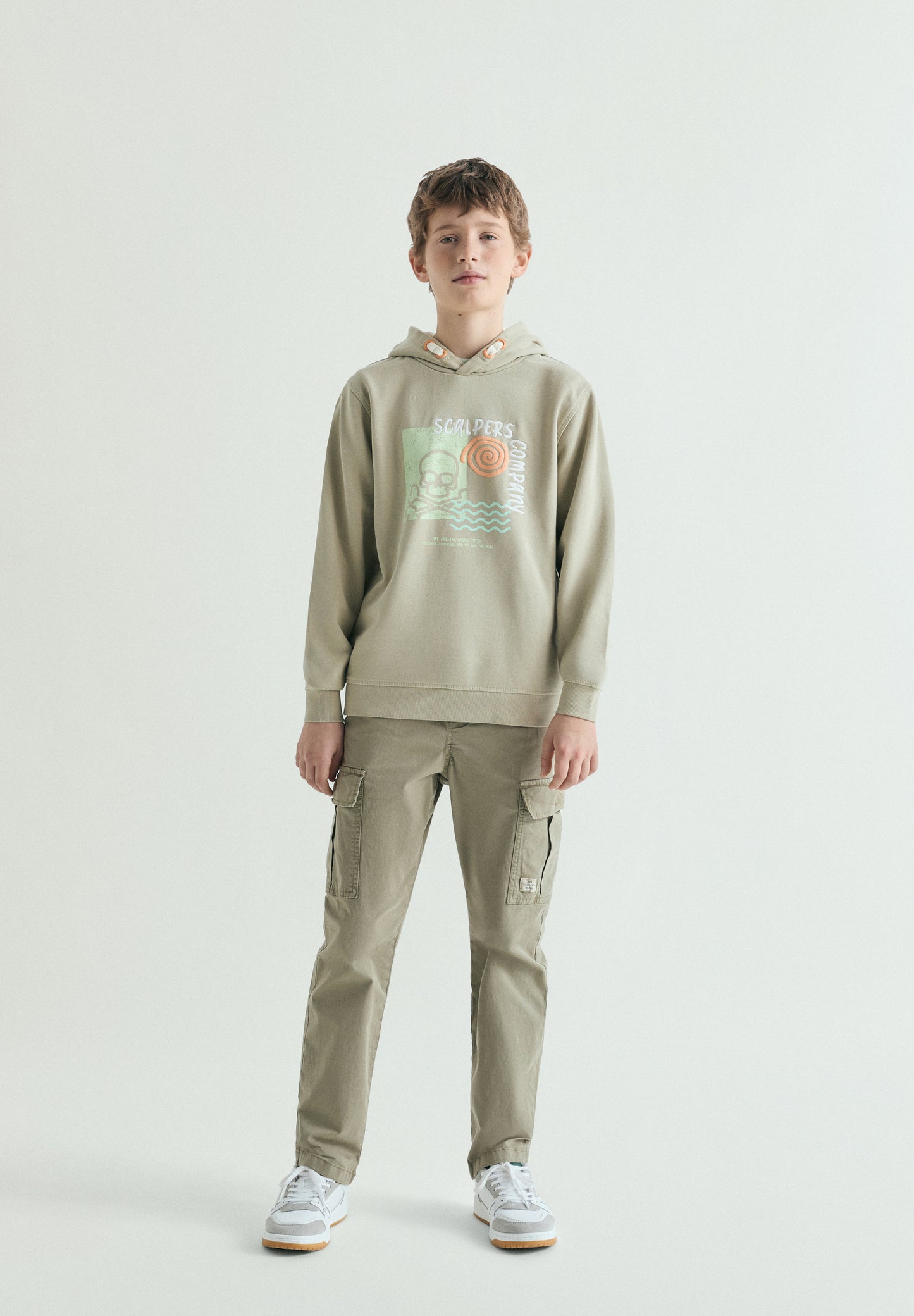 SUDADERA CON CAPUCHA ESTAMPADO CALAVERA