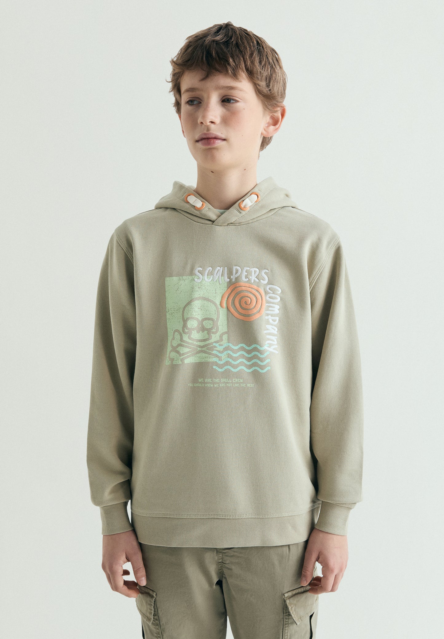 SUDADERA CON CAPUCHA ESTAMPADO CALAVERA