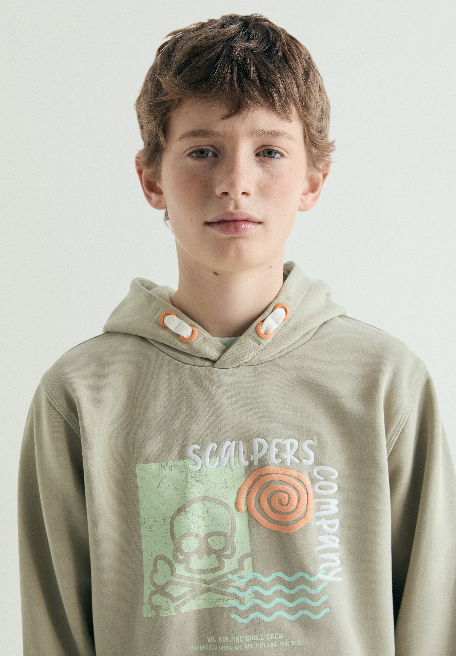 SUDADERA CON CAPUCHA ESTAMPADO CALAVERA