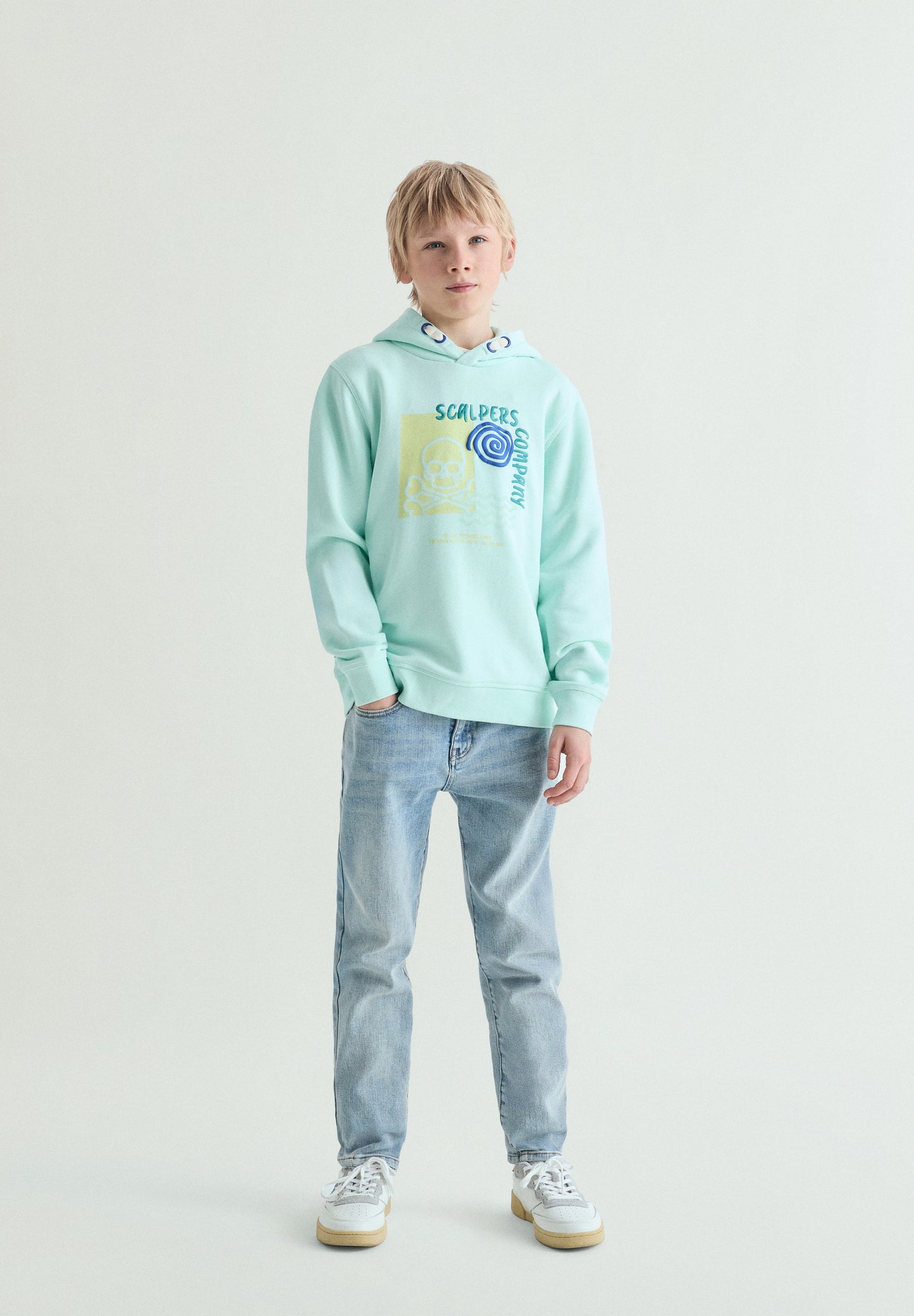 SUDADERA CON CAPUCHA ESTAMPADO CALAVERA