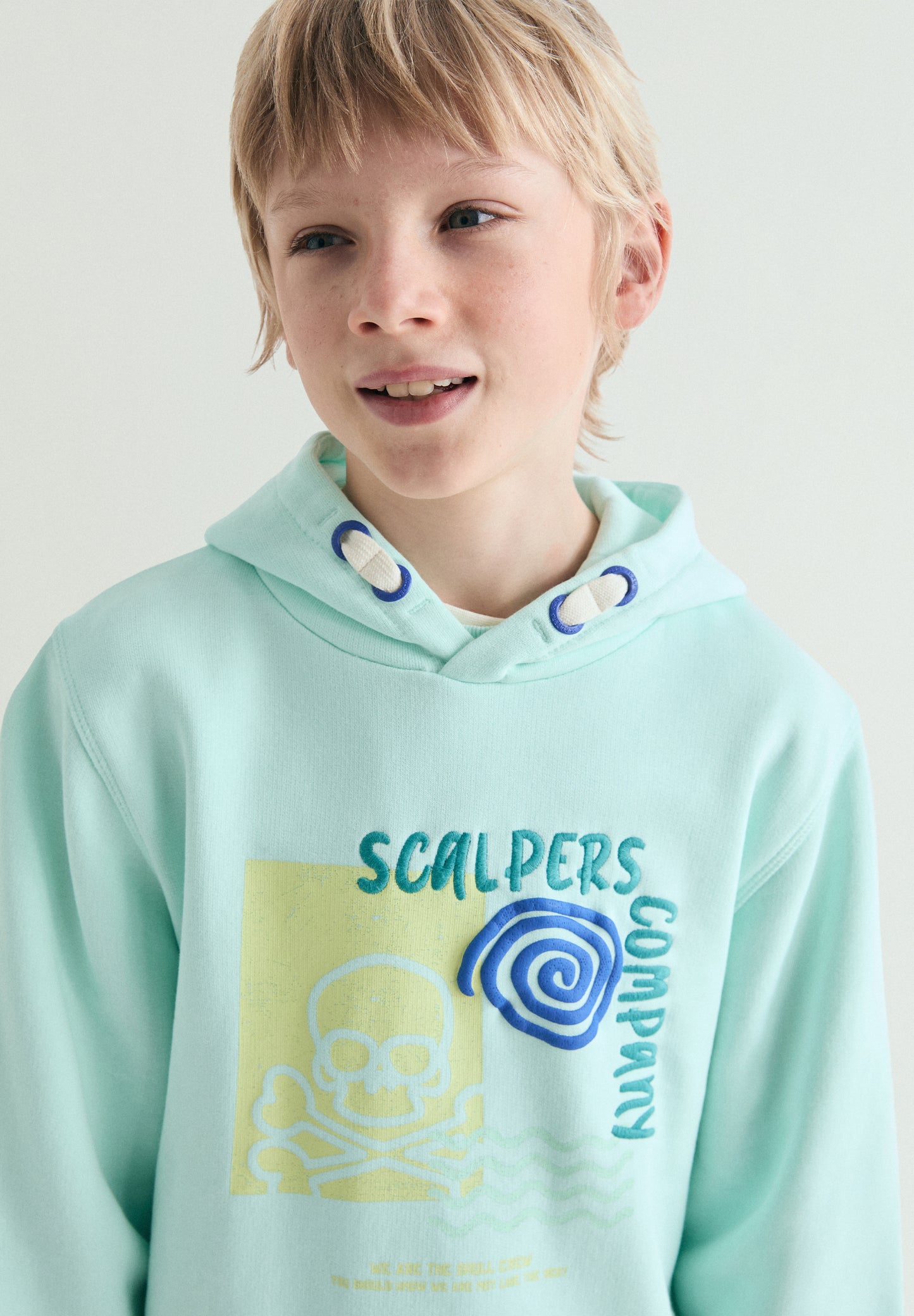 SUDADERA CON CAPUCHA ESTAMPADO CALAVERA