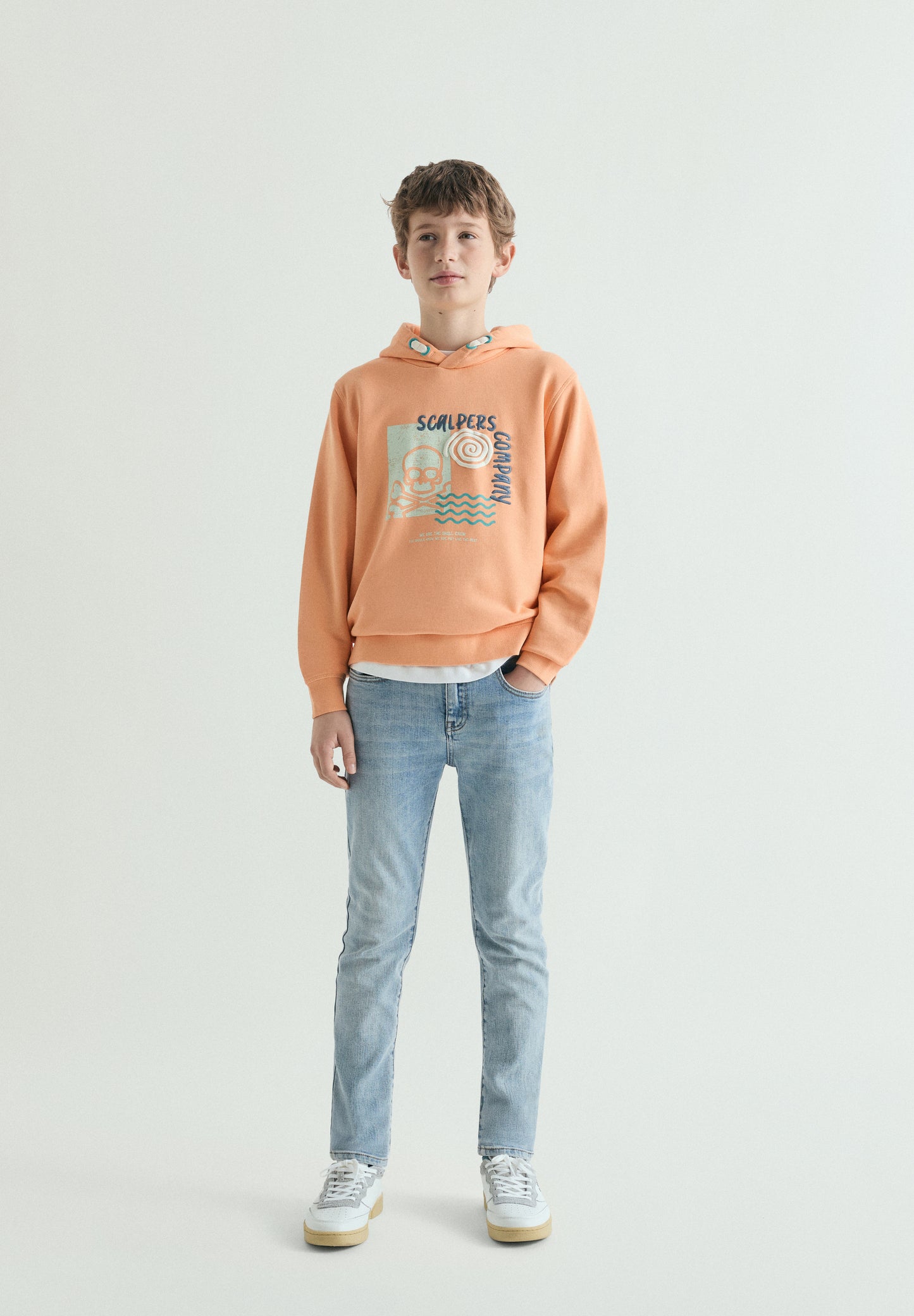 SUDADERA CON CAPUCHA ESTAMPADO CALAVERA