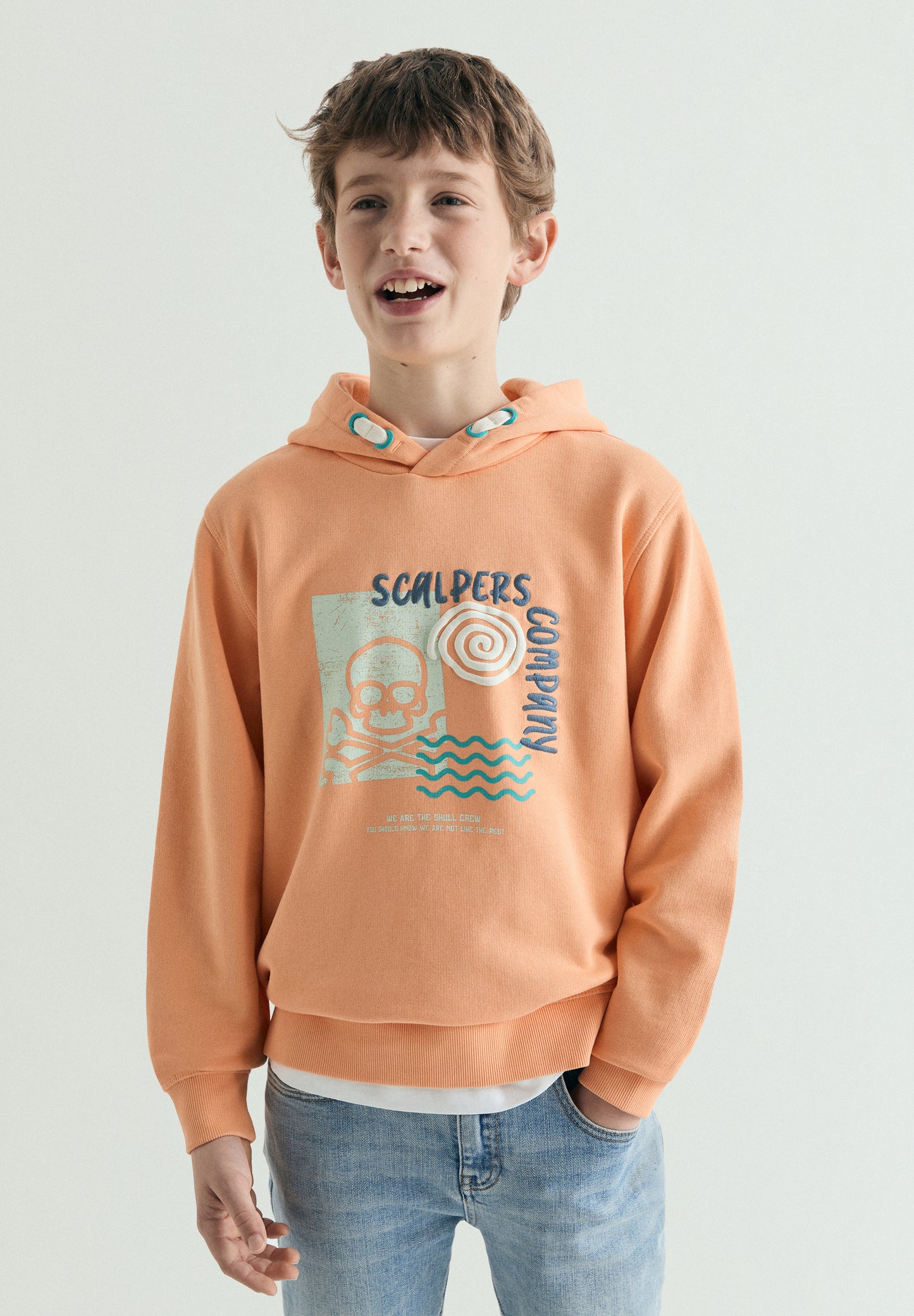 SUDADERA CON CAPUCHA ESTAMPADO CALAVERA