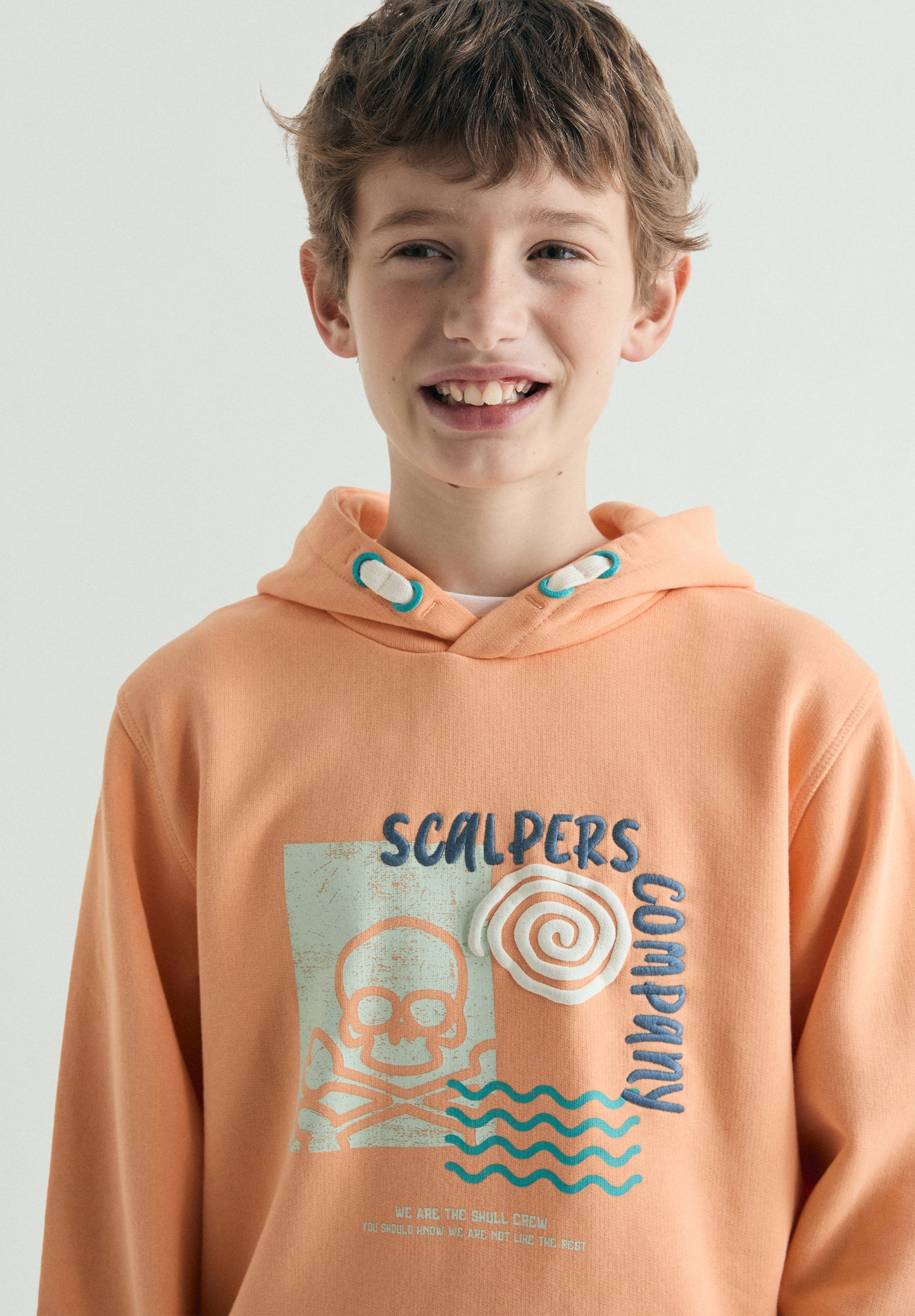 SUDADERA CON CAPUCHA ESTAMPADO CALAVERA