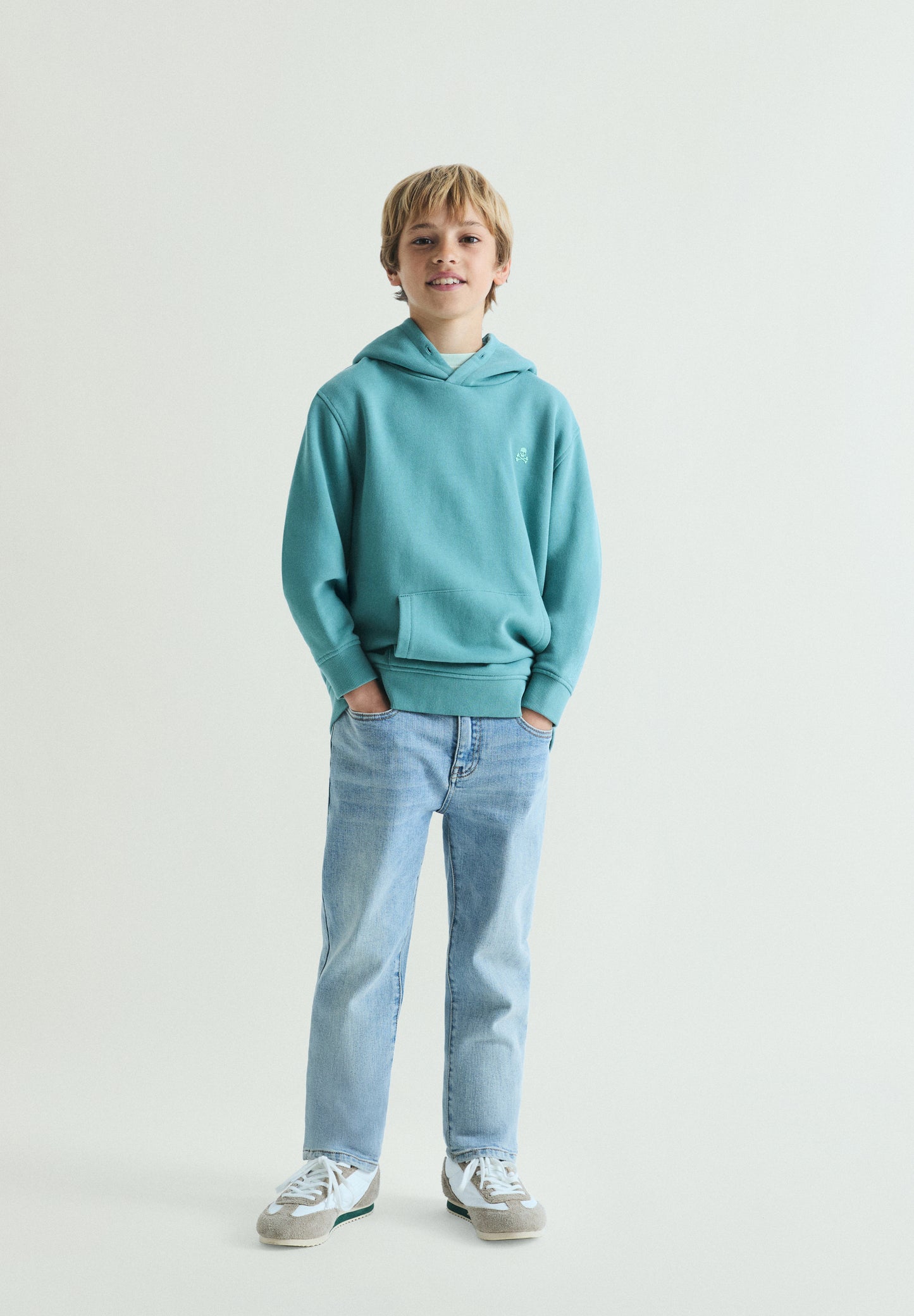 SUDADERA BÁSICA CON CAPUCHA