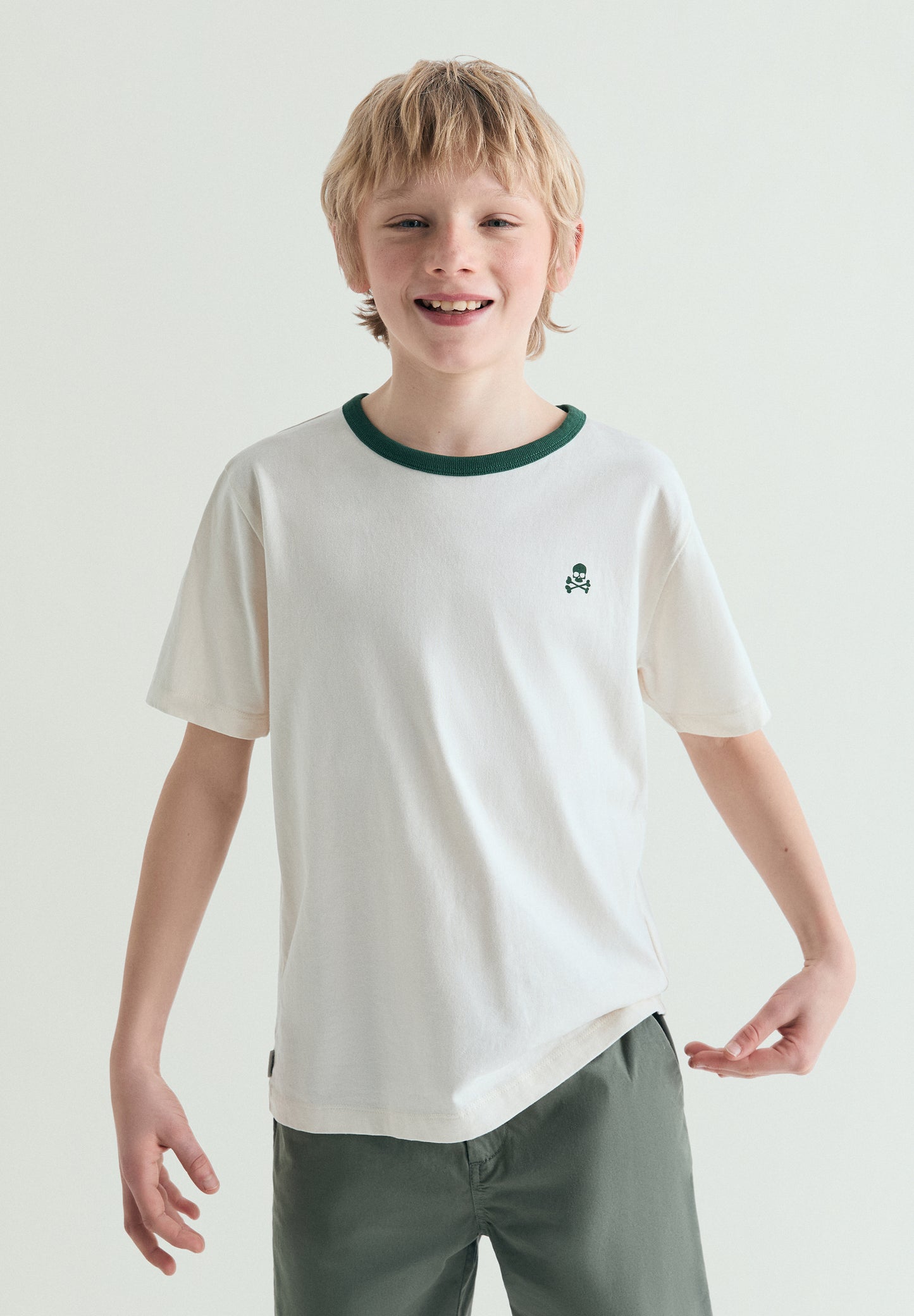 CAMISETA CUELLO CONTRASTE