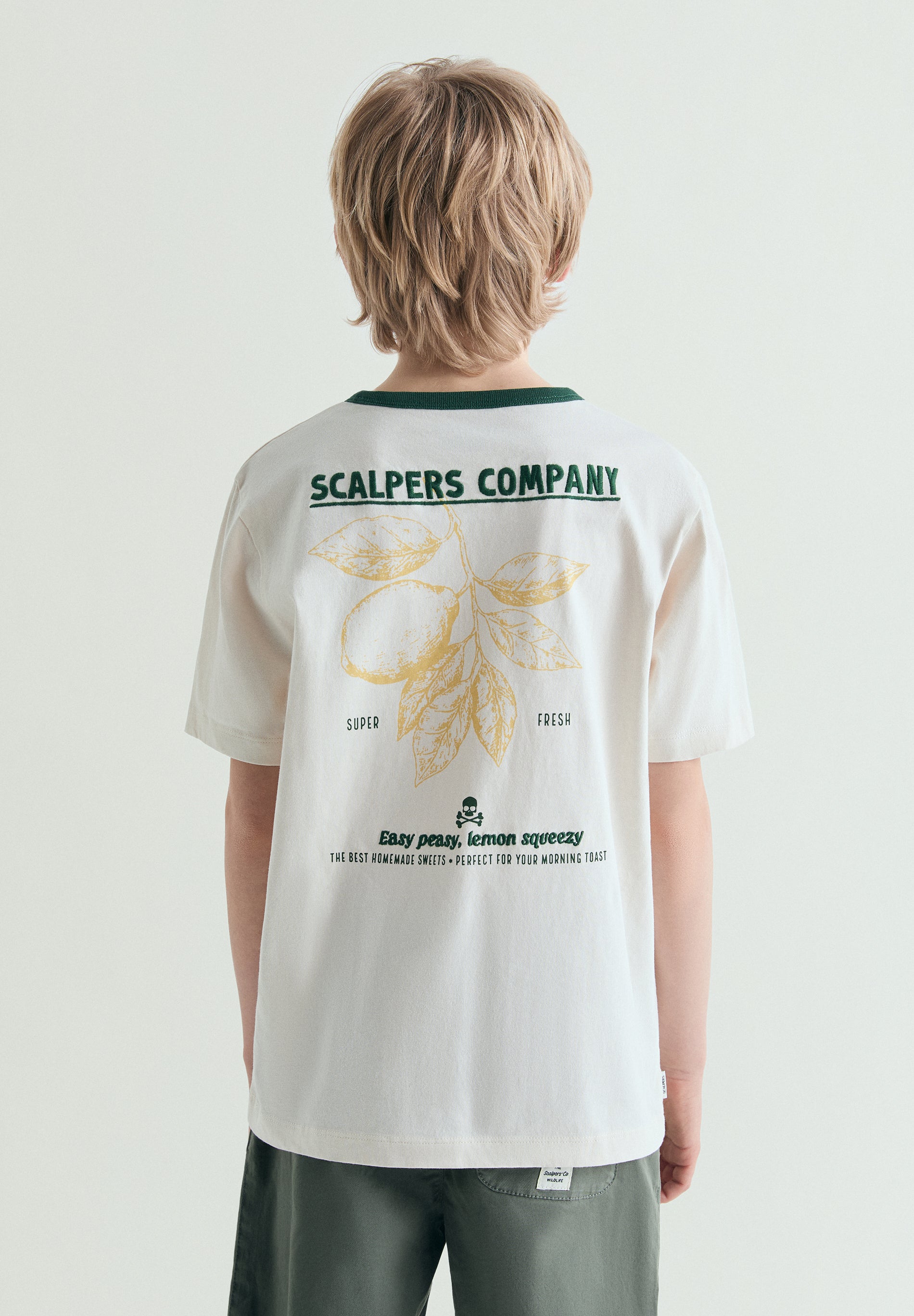 CAMISETA CUELLO CONTRASTE