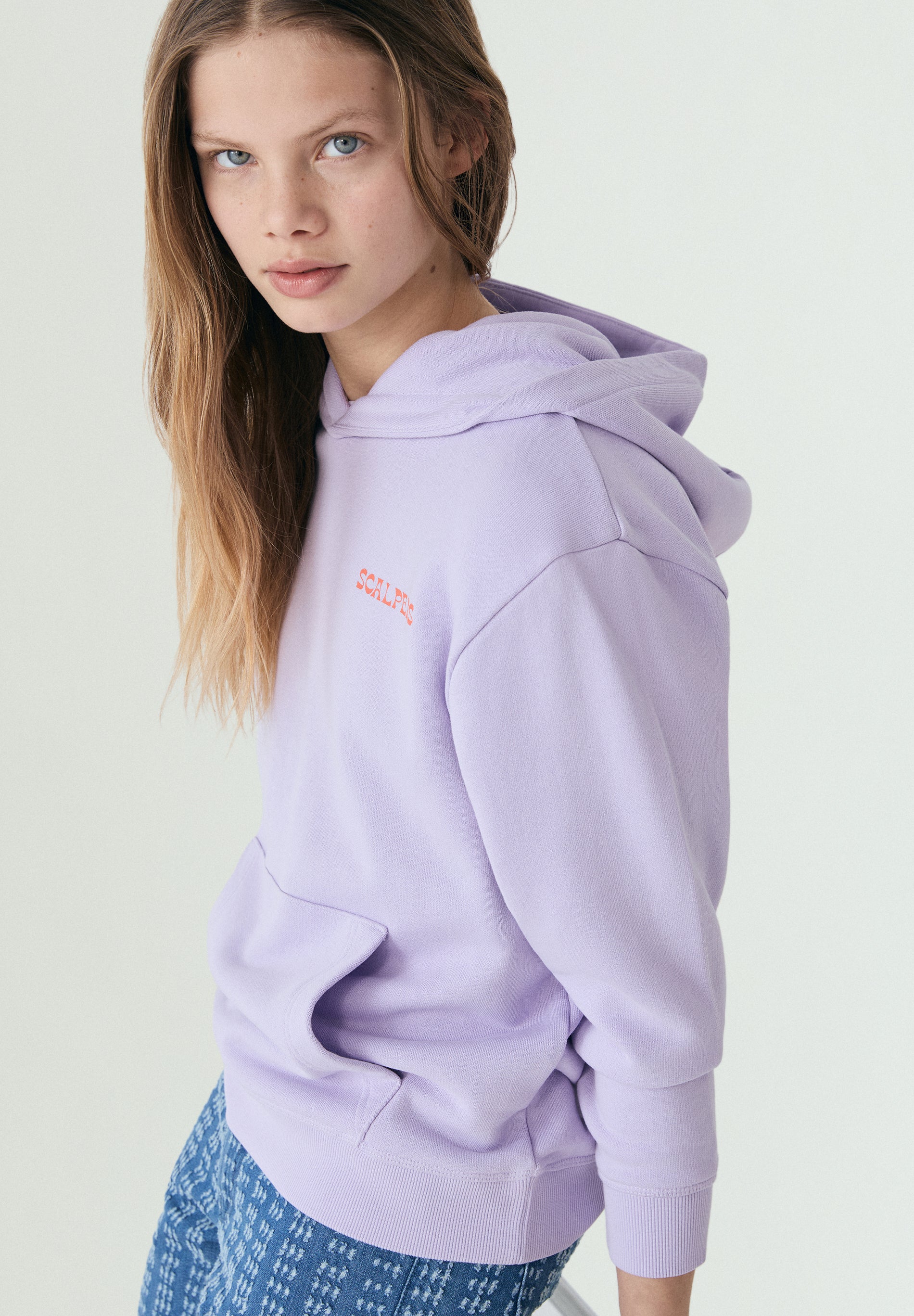 SUDADERA CON CAPUCHA FLÚOR