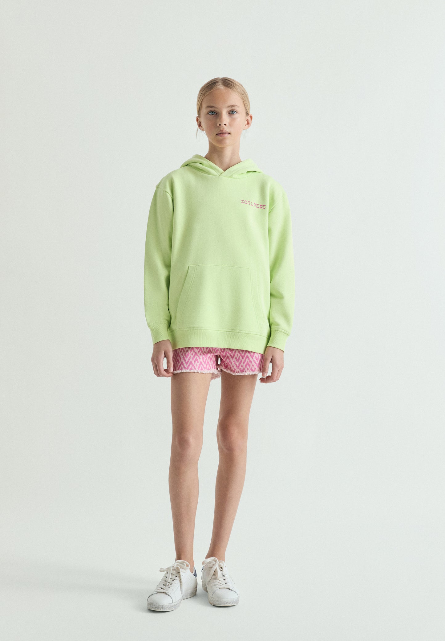 SUDADERA CON CAPUCHA FLÚOR