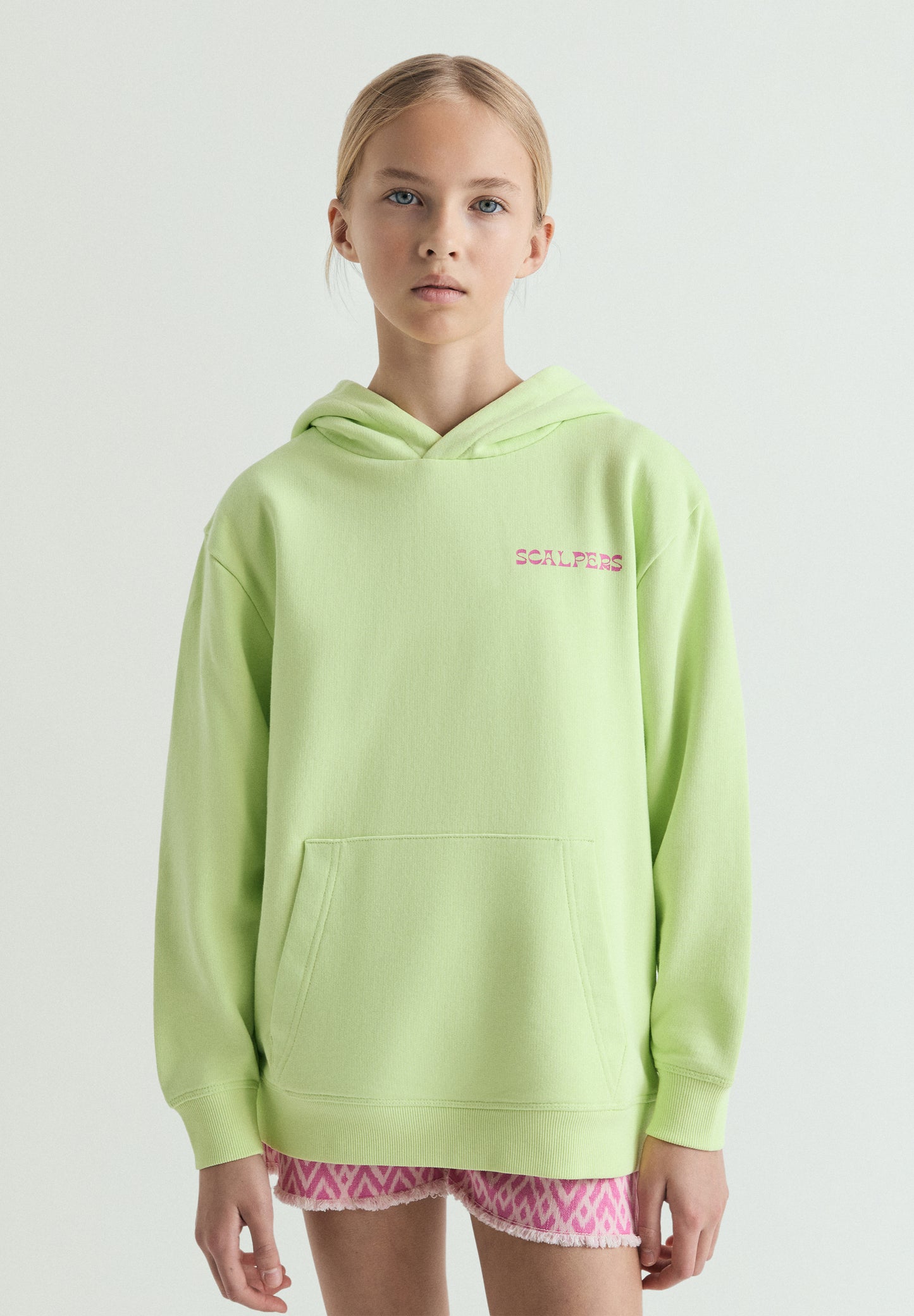 SUDADERA CON CAPUCHA FLÚOR