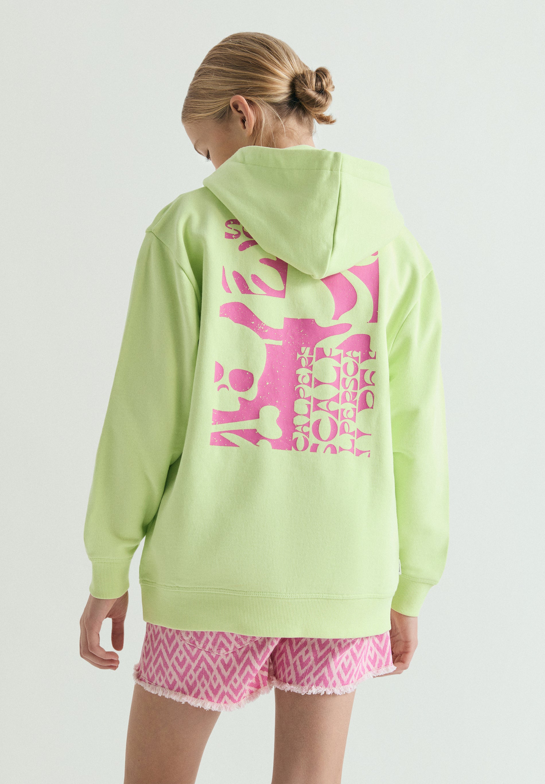 SUDADERA CON CAPUCHA FLÚOR