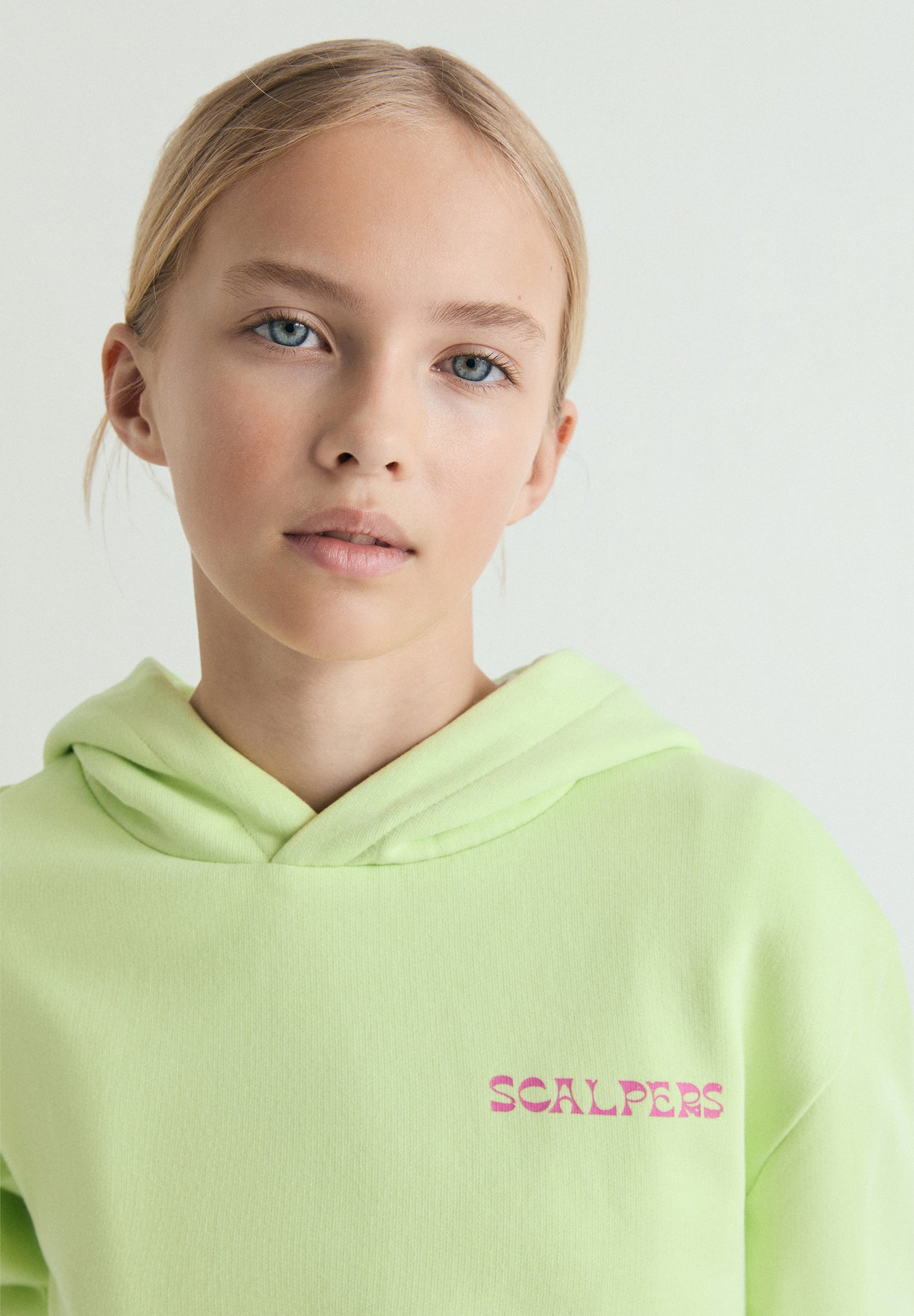 SUDADERA CON CAPUCHA FLÚOR
