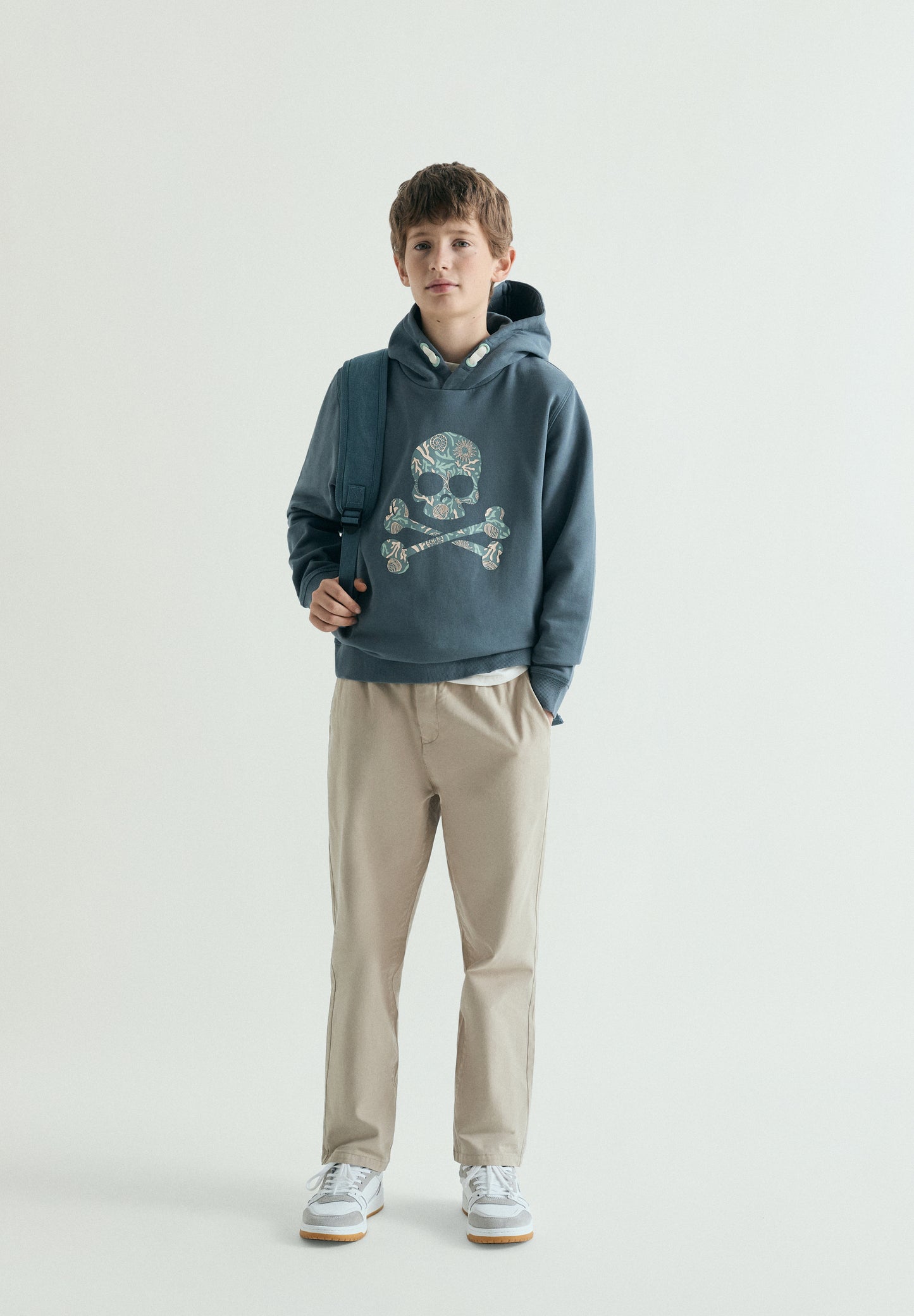 SUDADERA CON CAPUCHA CALAVERA ESTAMPADA
