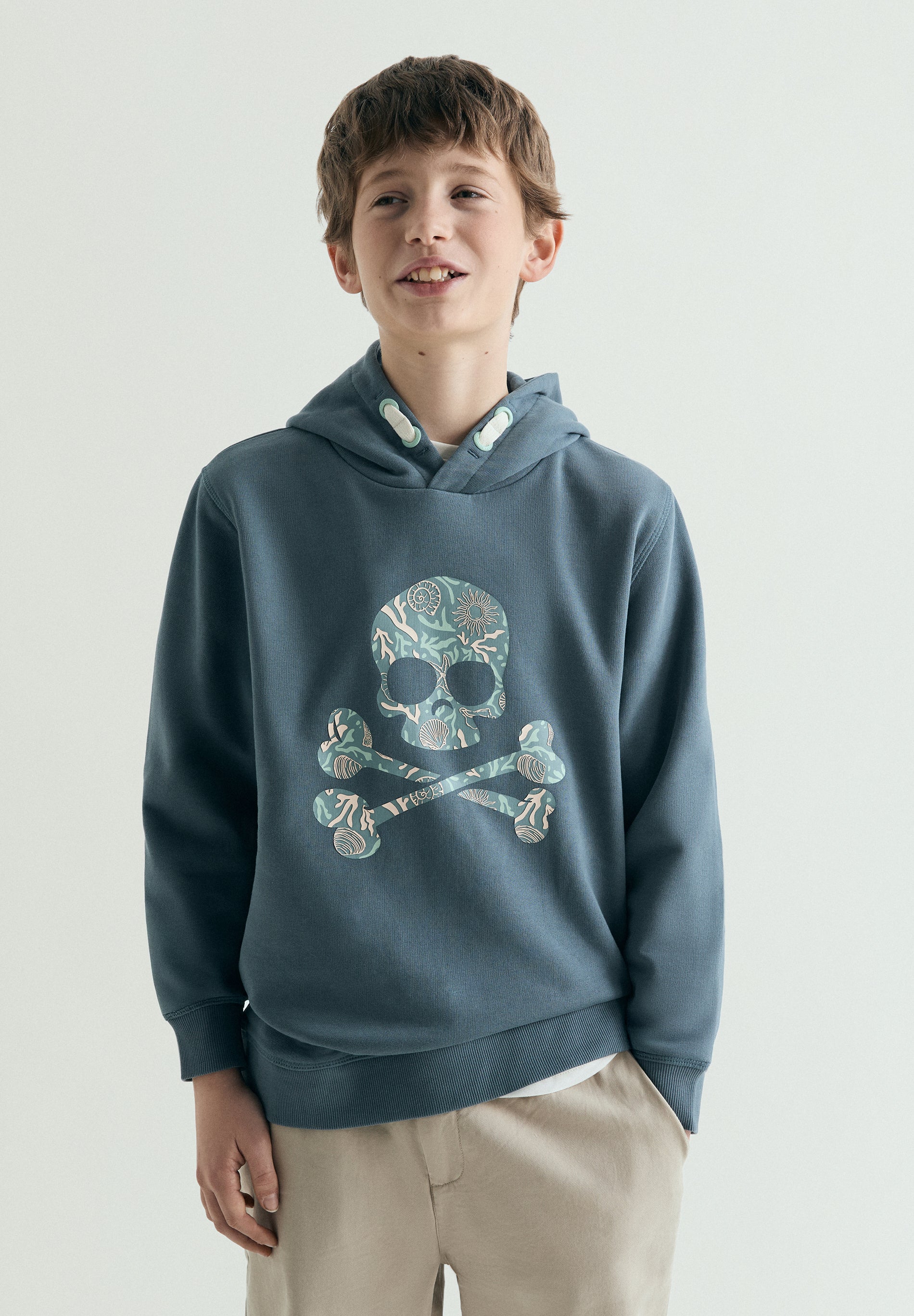 SUDADERA CON CAPUCHA CALAVERA ESTAMPADA